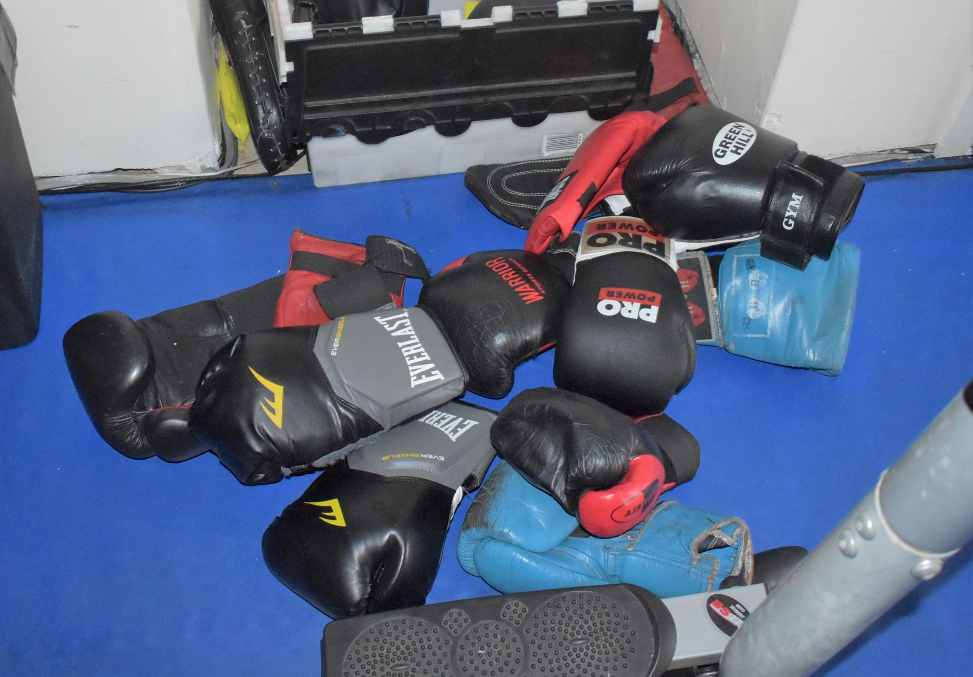 2 x Freestanding Punch / Kick Bags Plus Selection of Fighting Gloves - CL476 - Location: Liverpool - Image 4 of 4