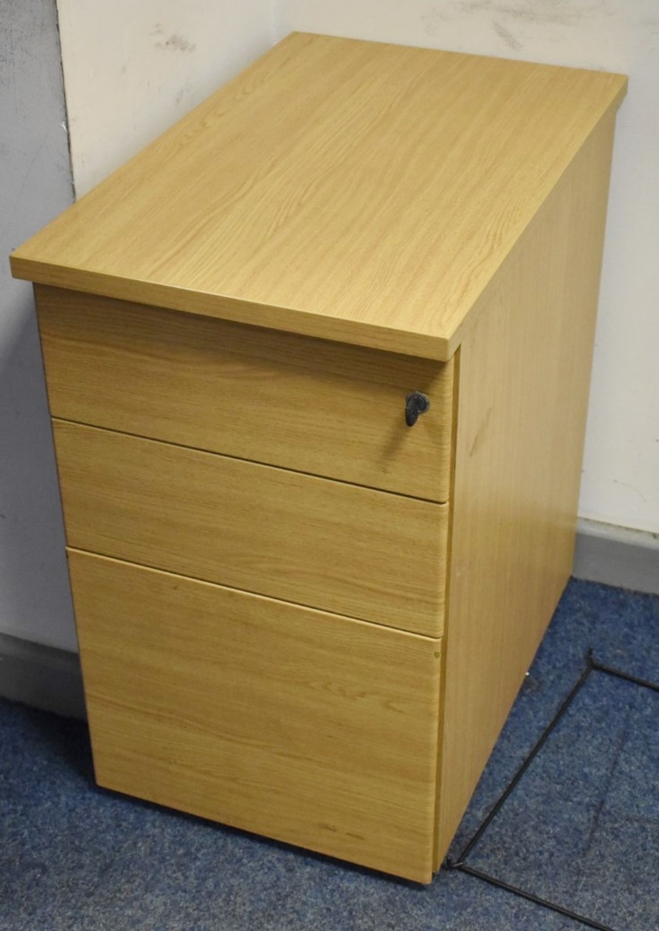 10 x Assorted Pieces of Office Furniture Including Tables and Drawer Pedestals - Ref FE218 ODS - - Image 2 of 9