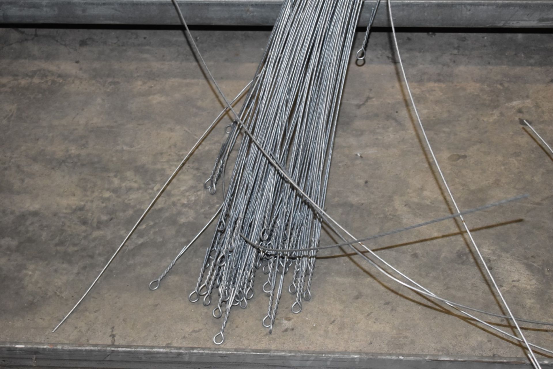 Bundle of Hooped End Metal Wire - CL480 - Location: Nottingham NG15 SHORT NOTICE SALE!This item must - Image 2 of 3