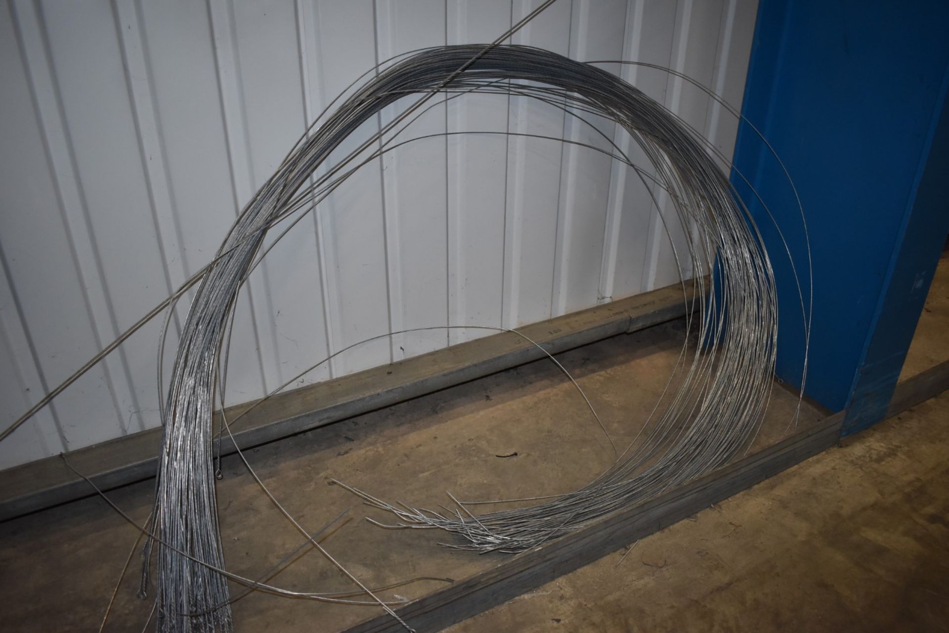 Bundle of Hooped End Metal Wire - CL480 - Location: Nottingham NG15 SHORT NOTICE SALE!This item must