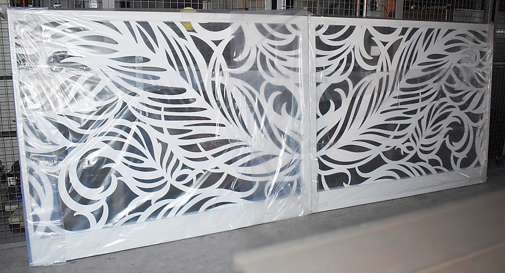 A Pair Of Elegant 'Miles and Lincoln' Framed Laser Cut Metal Room Divider Panels In A Feather Design - Image 3 of 3