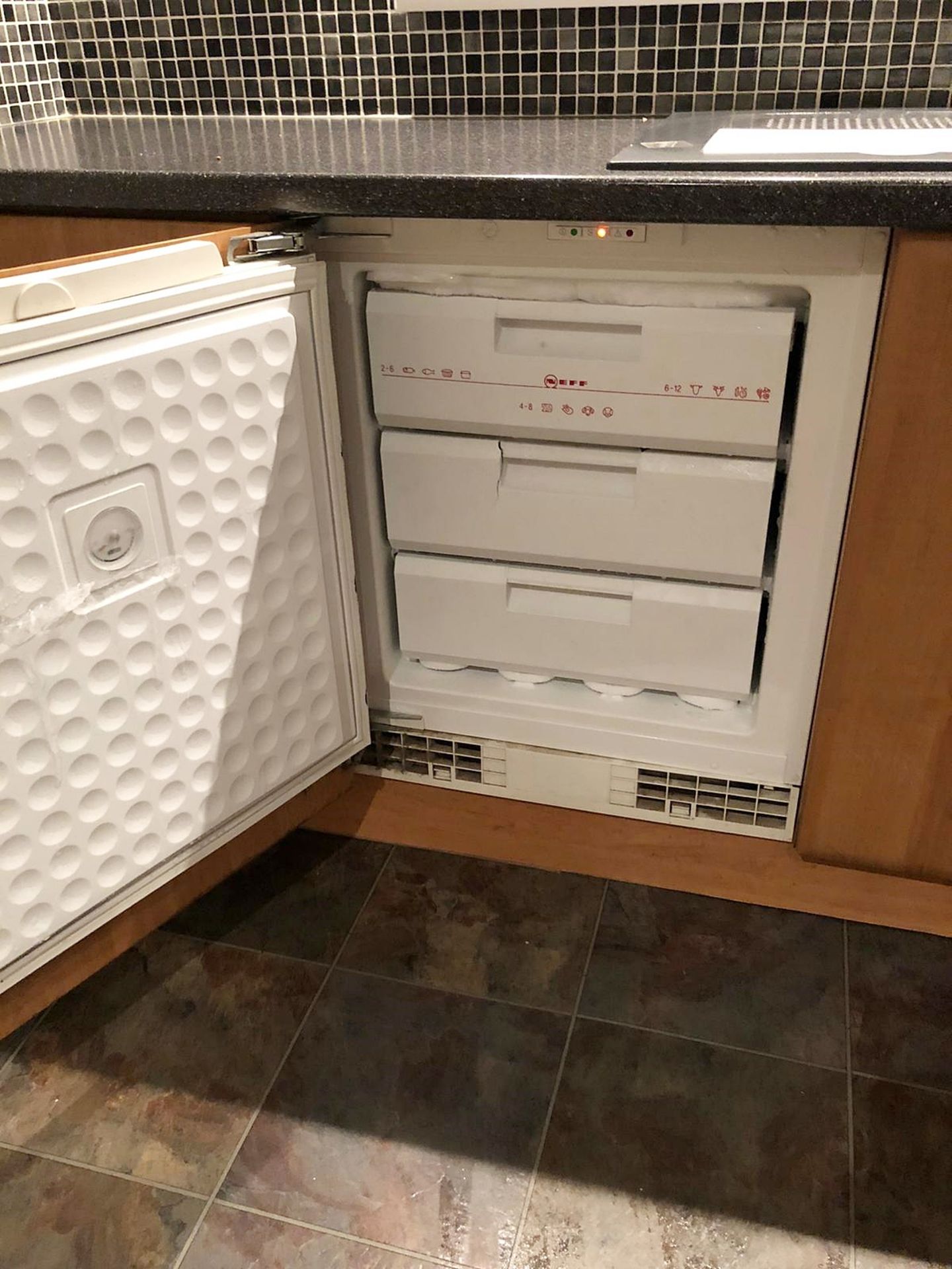 2-Tone Bespoke Kitchen with Integrated NEFF Appliances - CL472 - Location: Blackburn BB5 - NO VAT - Image 4 of 14