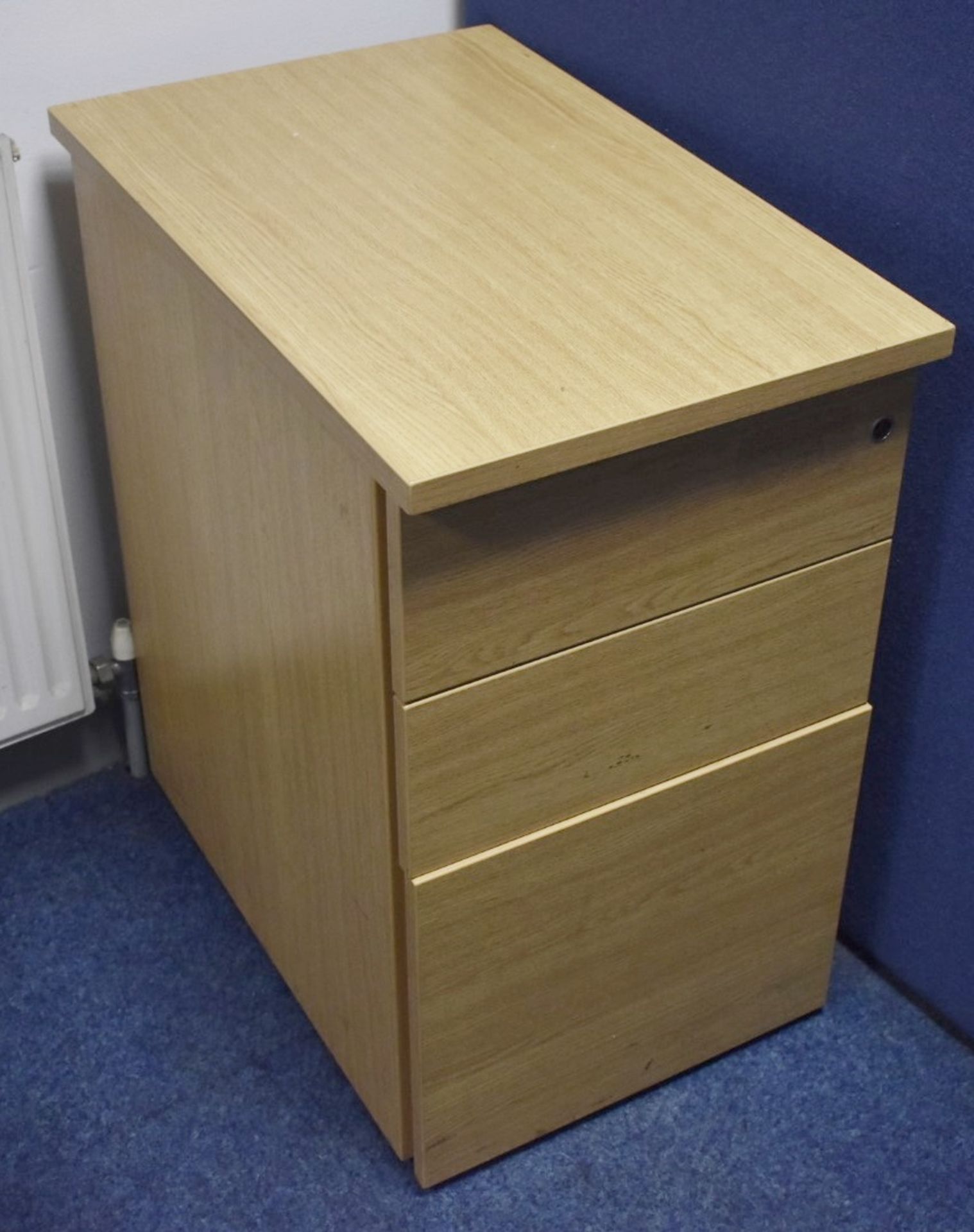 10 x Assorted Pieces of Office Furniture Including Tables and Drawer Pedestals - Ref FE218 ODS - - Image 5 of 9