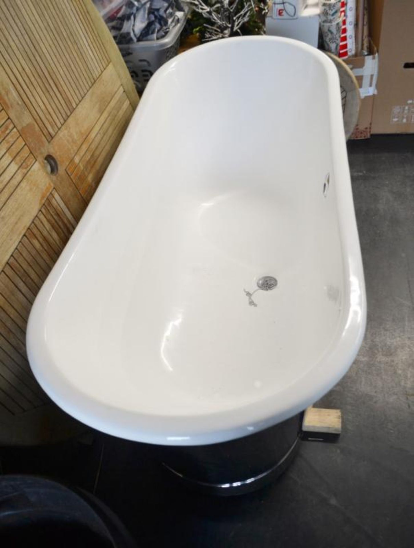 1 x Cast Iron Bath With Stainless Steel Exterior - CL439 - Location: Ilkey LS29 - Used In Good Condi - Image 6 of 8