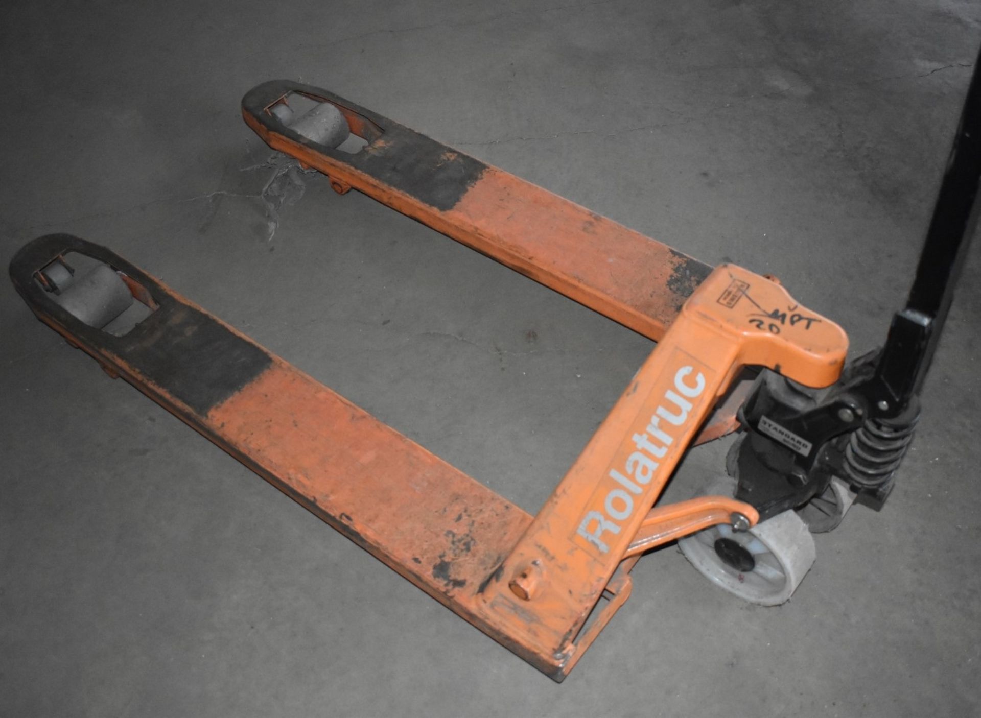 1 x Rolatruc Hand Pallet Pump Truck - 100cm Long Forks - Ref FE264 MZ - CL480 - Location: - Image 2 of 4