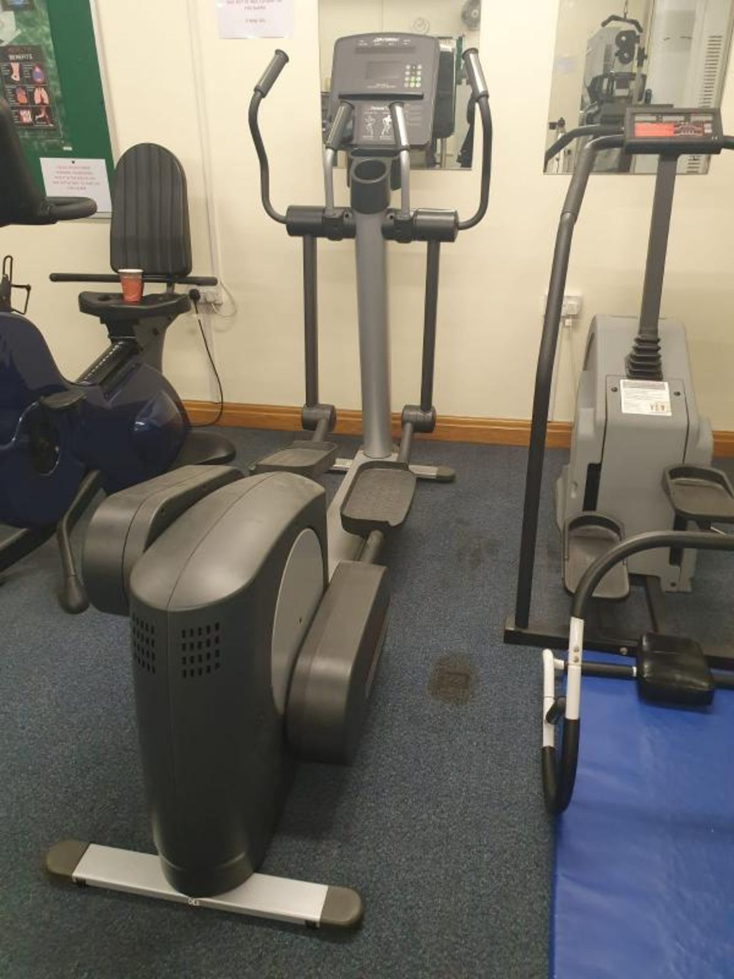 1 x Life Fitness My Personal Trainer Club Series Elliptical Cross Trainer - Professional Gym / Sport - Image 8 of 11