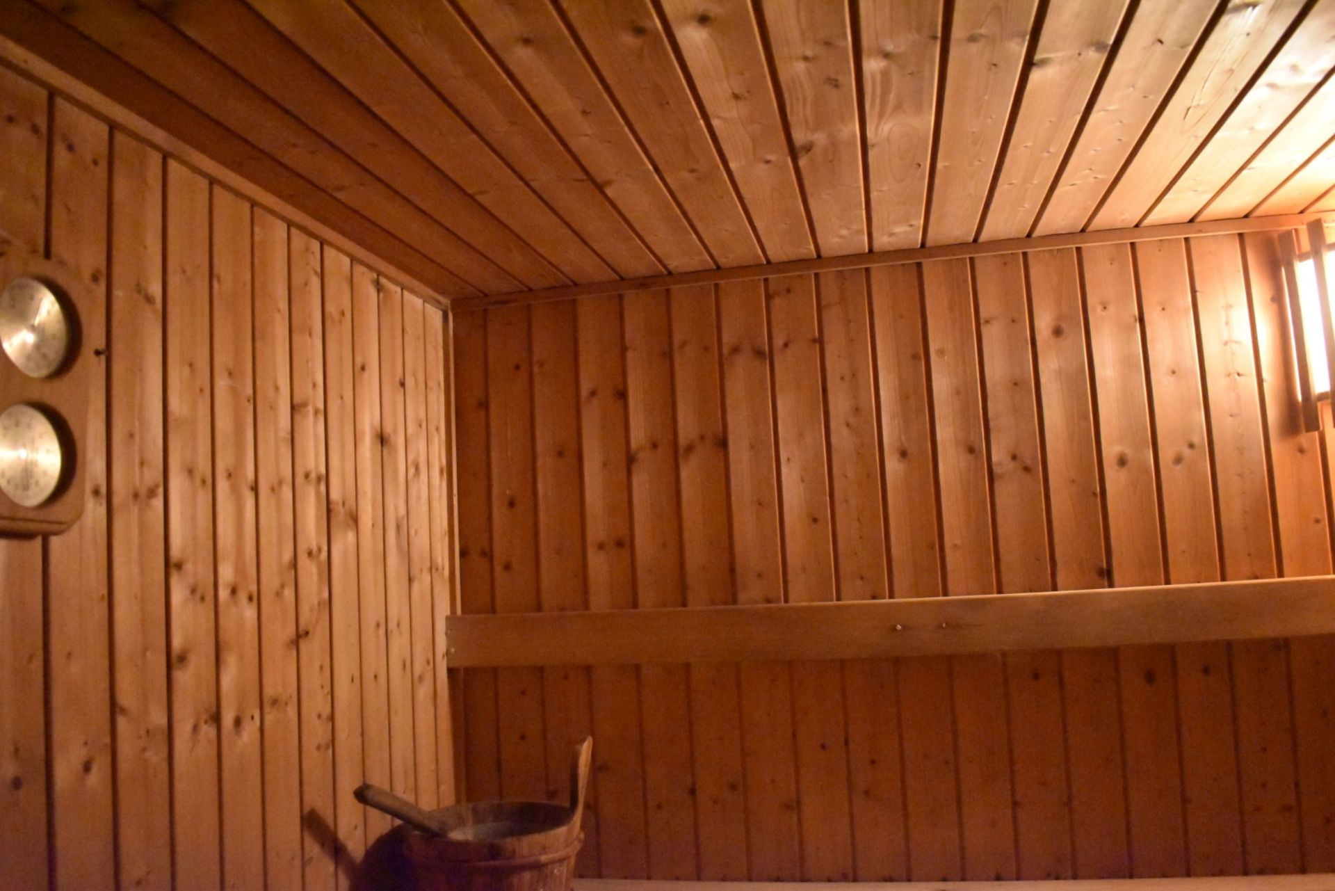 1 x Indoor Timber Sauna With Accessories and Glass Door - H200 x W130 x D230 cms - CL476 - Location: - Image 5 of 24