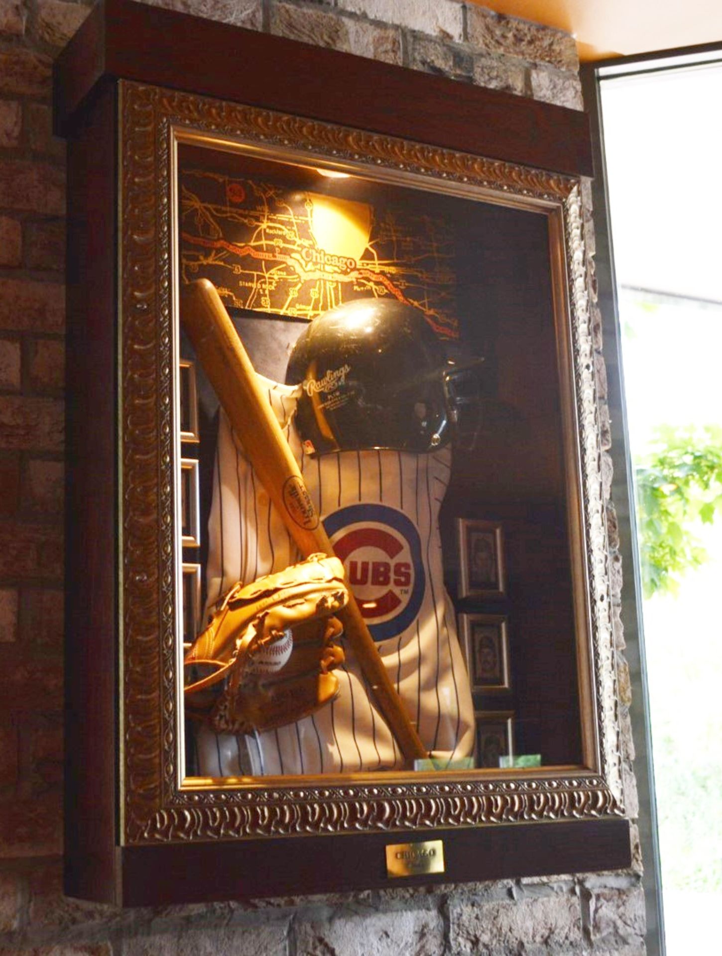 1 x Americana Wall Mounted Illuminated Display Case - CHICAGO CUBS BASEBALL - Includes Various - Image 7 of 7