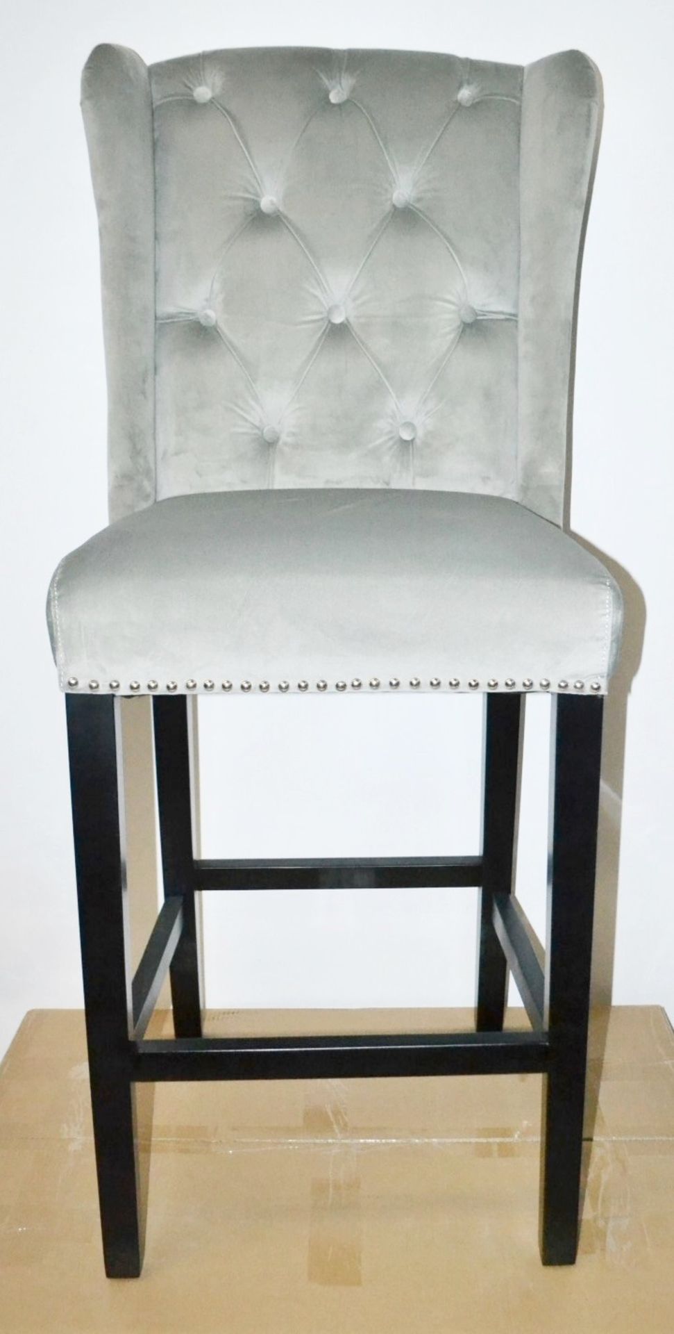 4 x HOUSE OF SPARKLES Luxury Wing Back Bar Stools In A Silver Velvet With BLACK Legs - Image 4 of 8