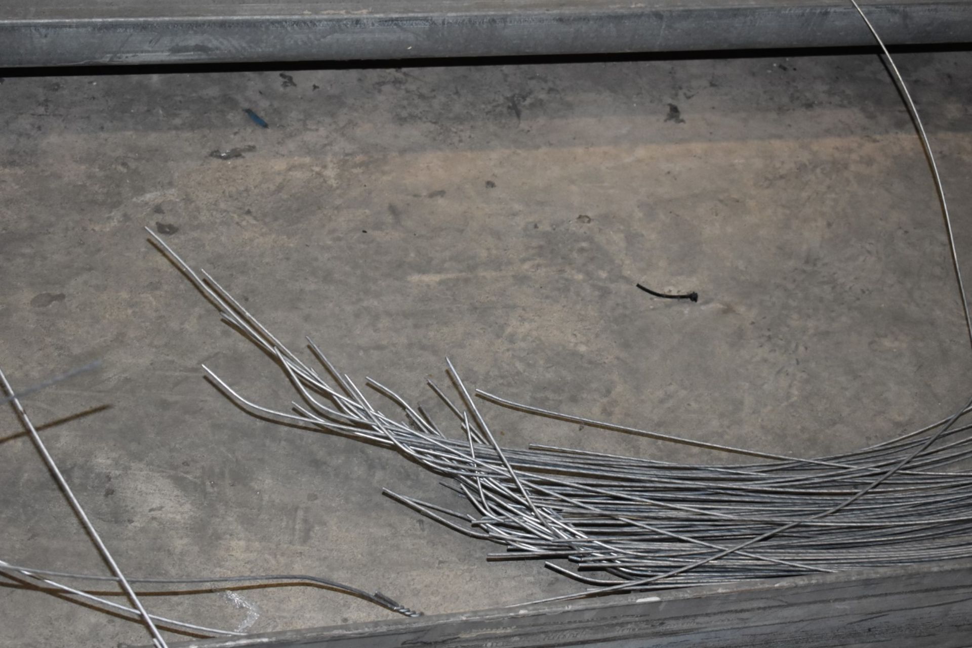 Bundle of Hooped End Metal Wire - CL480 - Location: Nottingham NG15 SHORT NOTICE SALE!This item must - Image 3 of 3