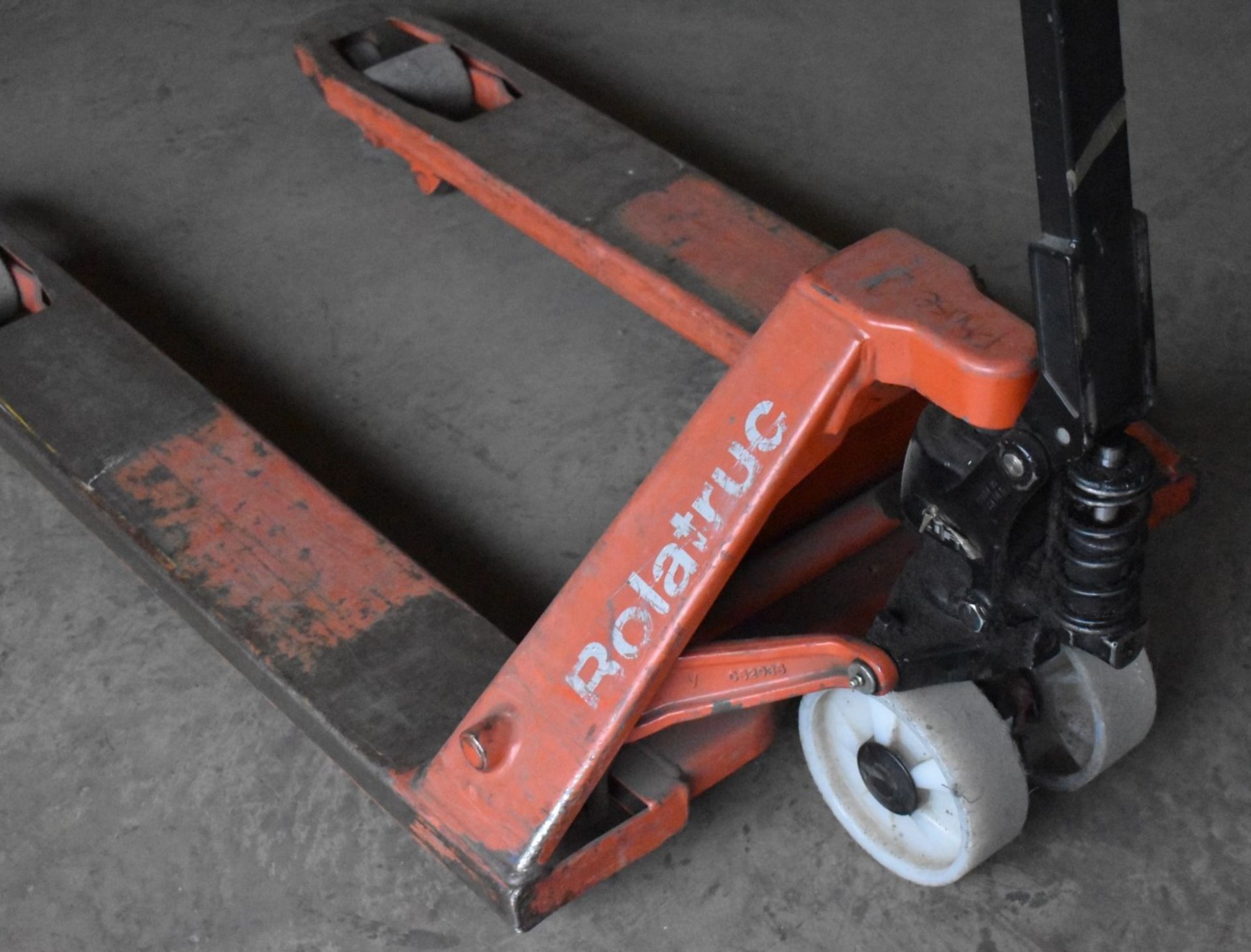 1 x Rolatruc Hand Pallet Pump Truck - 100cm Long Forks - Ref FE265 MZ - CL480 - Location: - Image 4 of 4