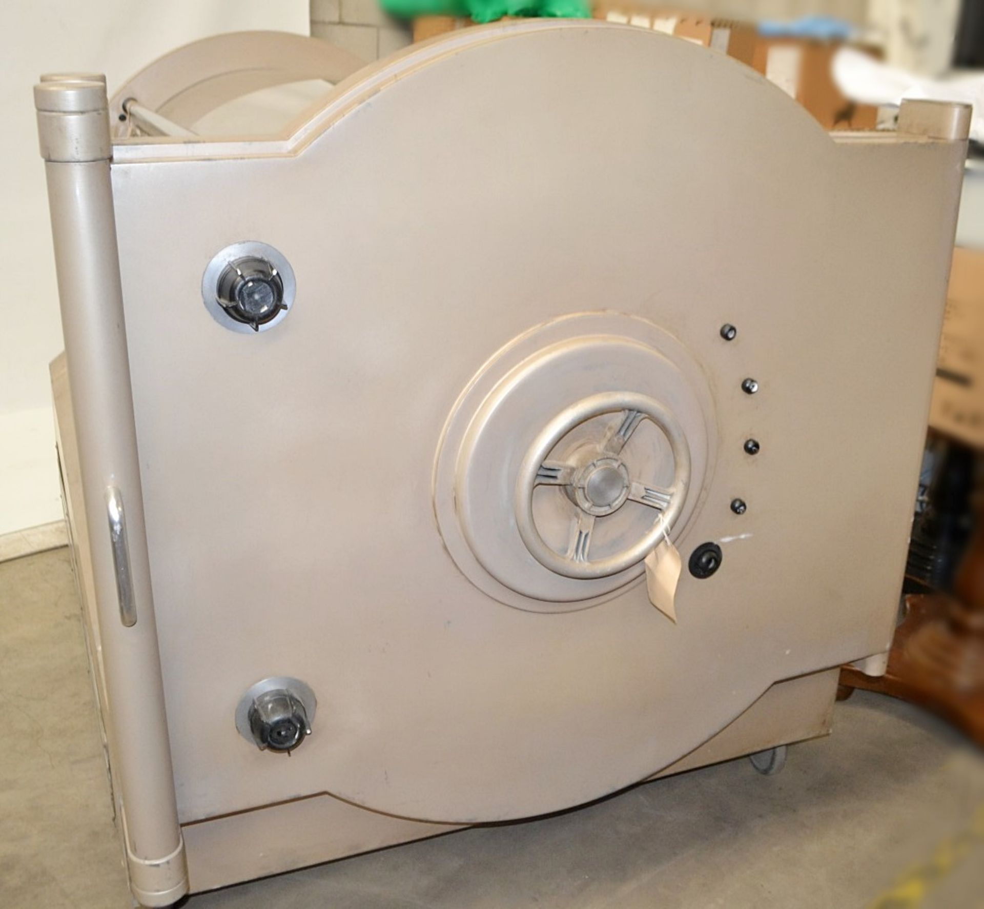 1 x Lifesize Hyperbaric Oxygen Chamber Movie Prop - Dimensions: W250 x H150 x D140cm - Image 5 of 15