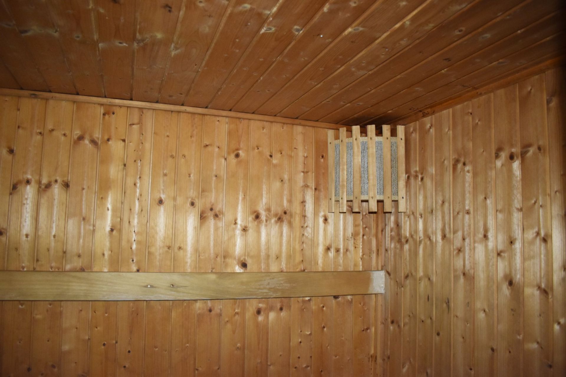 1 x Indoor Timber Sauna With Accessories and Glass Door - H200 x W130 x D230 cms - CL476 - Location: - Image 9 of 24