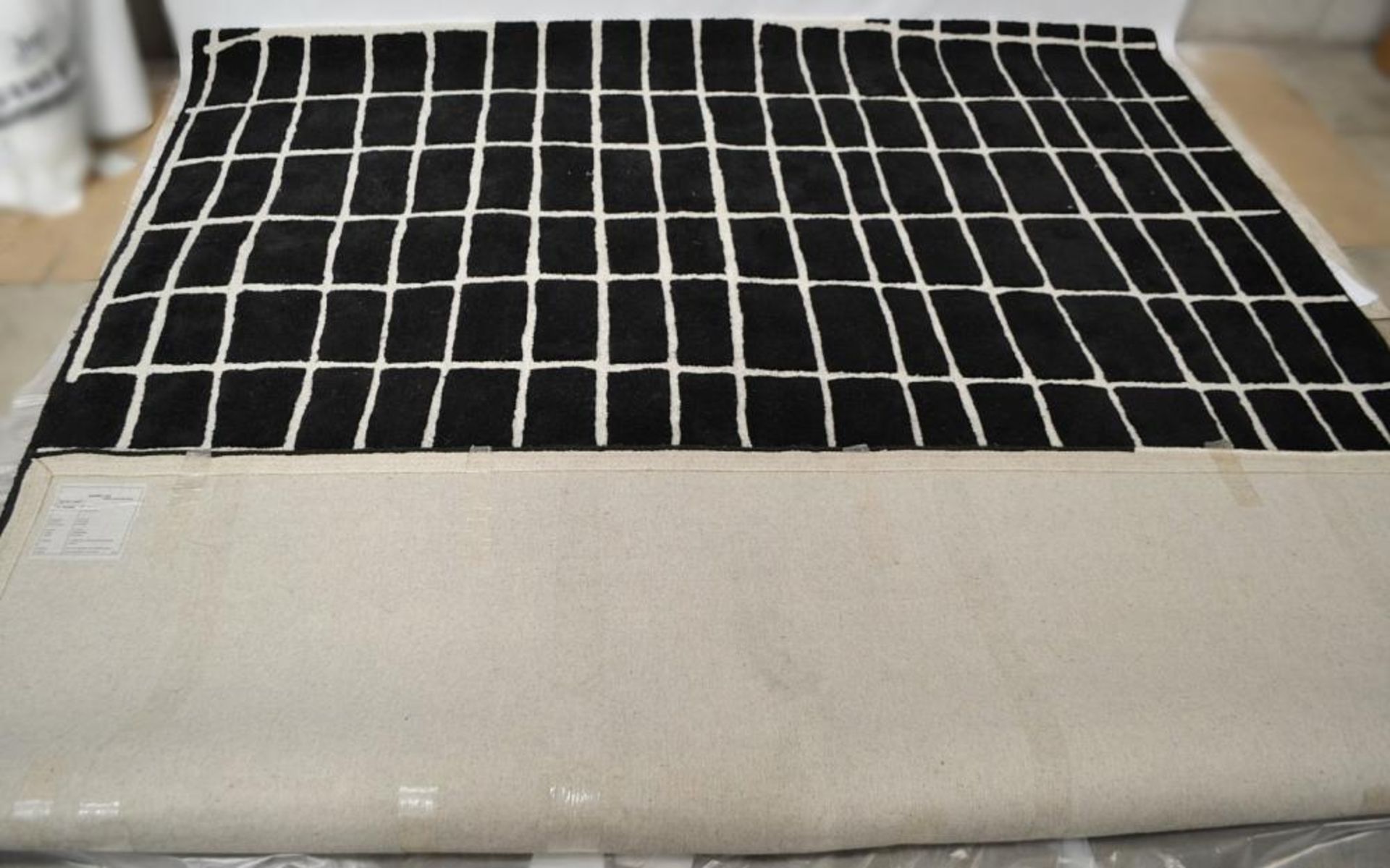 1 x LIGNE ROSET 'Quadric' 100% Wool Rug In Black Designed By René Barba - 260 x 300cm - Ref: 5688589 - Image 2 of 6