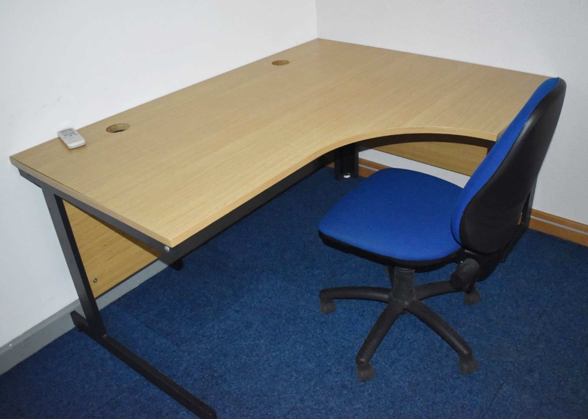 11 x Assorted Pieces of Office Furniture - Includes Desk, Chair, Pedestals, Filing Cabinet, - Image 5 of 8