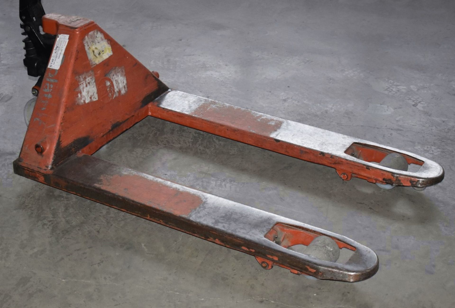 1 x Rolatruc Hand Pallet Pump Truck - 100cm Long Forks - Ref FE265 MZ - CL480 - Location: - Image 2 of 4