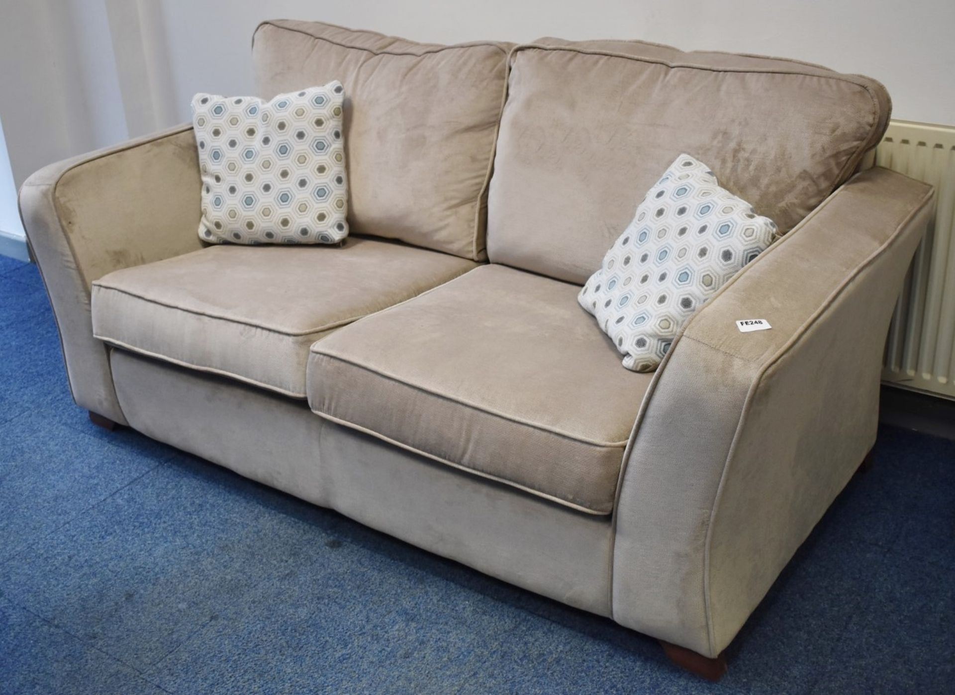 1 x Comfortable Sofa in Light Fabric With Scatter Pillows - 180cm Width - Very Good Condition - - Bild 2 aus 3