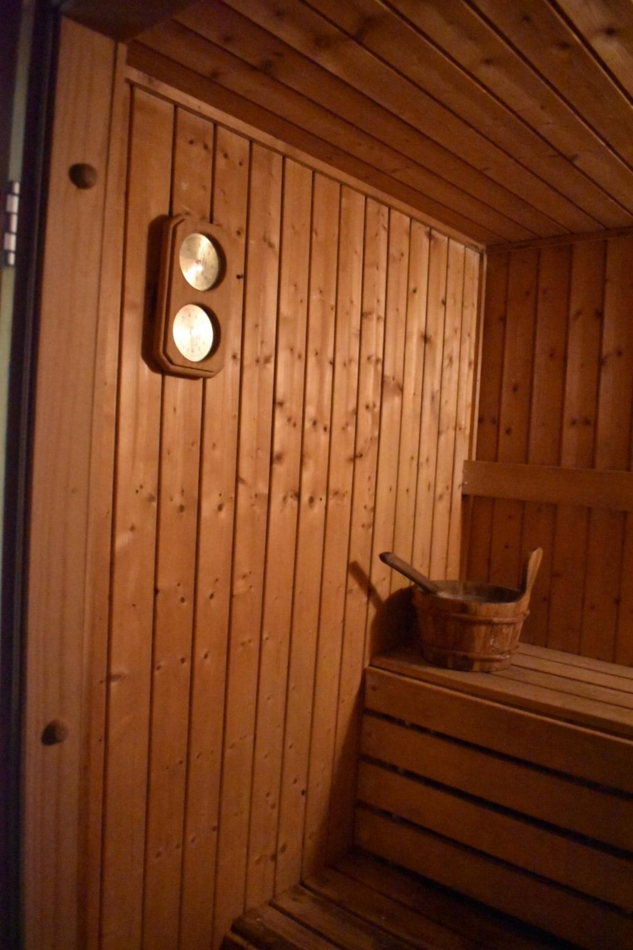 1 x Indoor Timber Sauna With Accessories and Glass Door - H200 x W130 x D230 cms - CL476 - Location: - Image 4 of 24