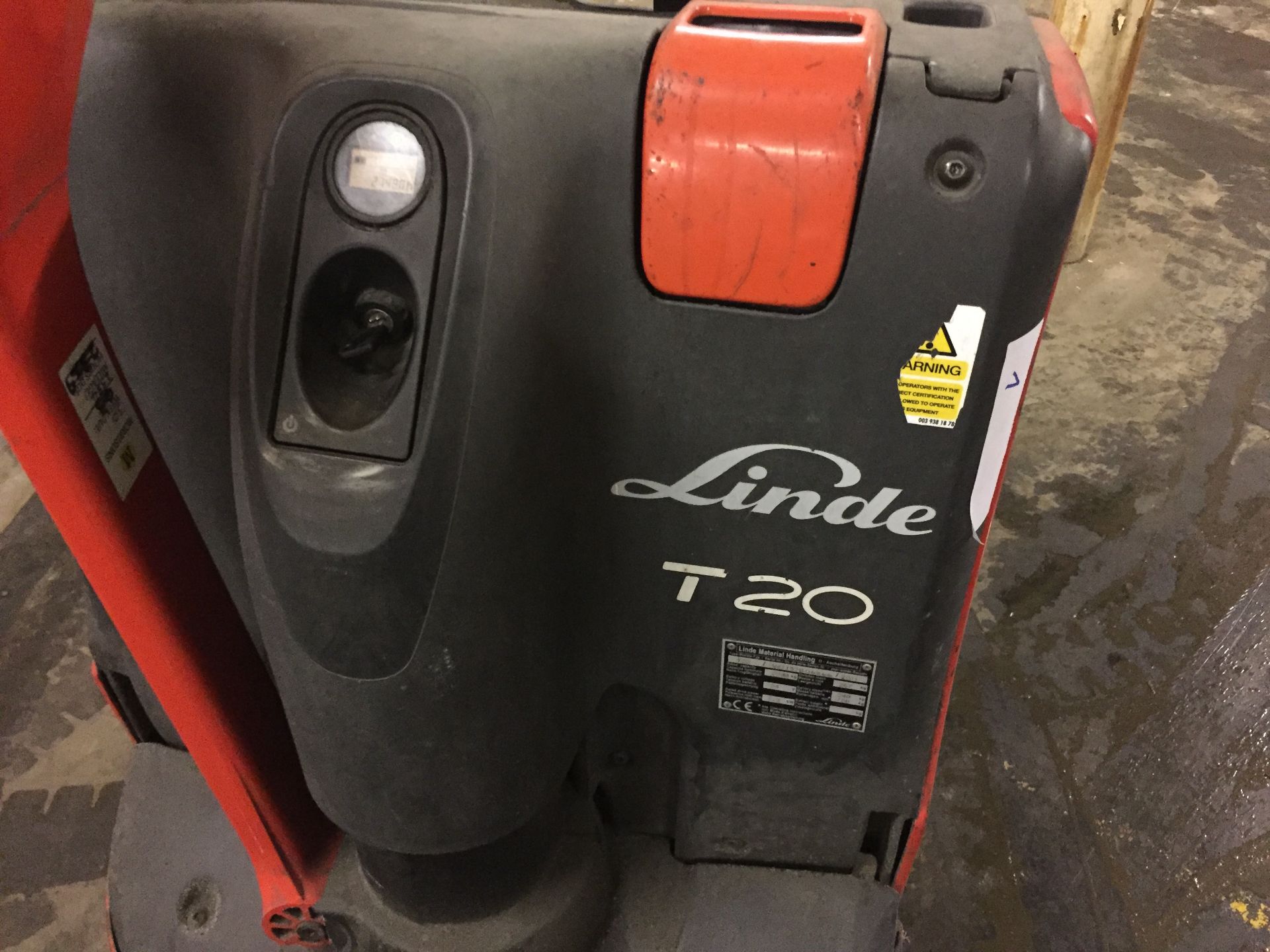 1 x Linde T20 Electric Pallet Truck - Tested and Working - Key and Charger Included - Bolton BL1 - Image 4 of 9
