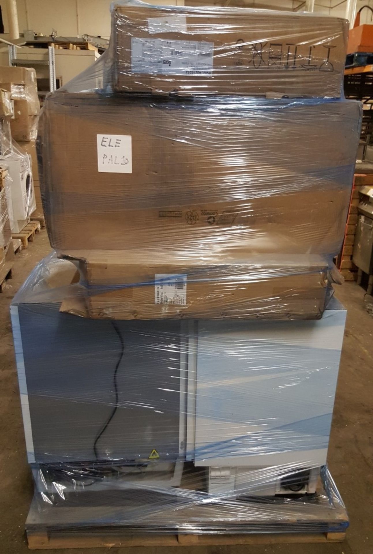 1 x Assorted Pallet of Domestic Appliances - Includes Freezers, Cooker Hood & More - REF: ELEPAL10 - Image 6 of 11