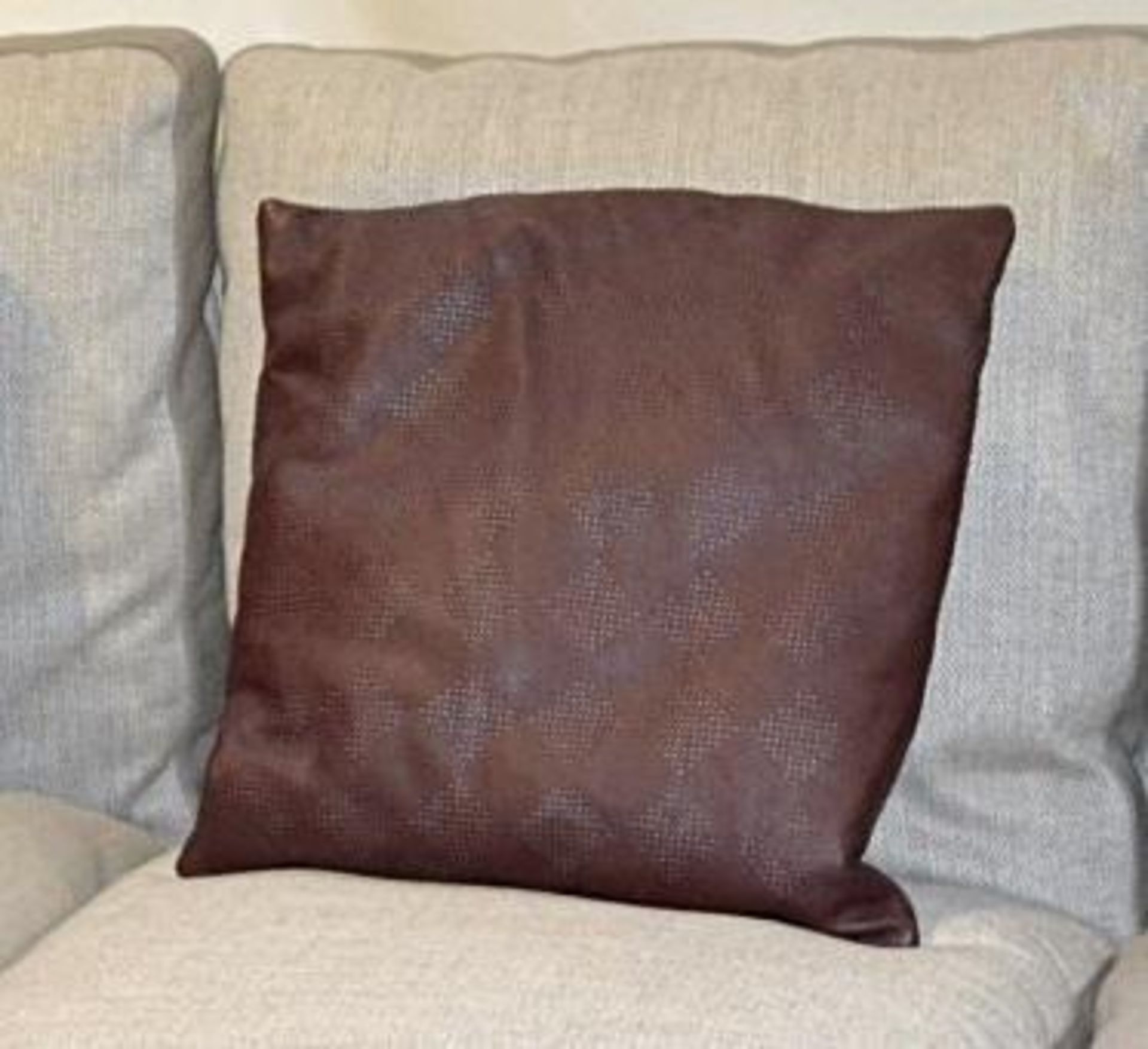 3 x POLTRONA FRAU&nbsp;Goose Down Scatter Cushions In A Burgundy Leather With A Diamond Motif - Dime - Image 4 of 4