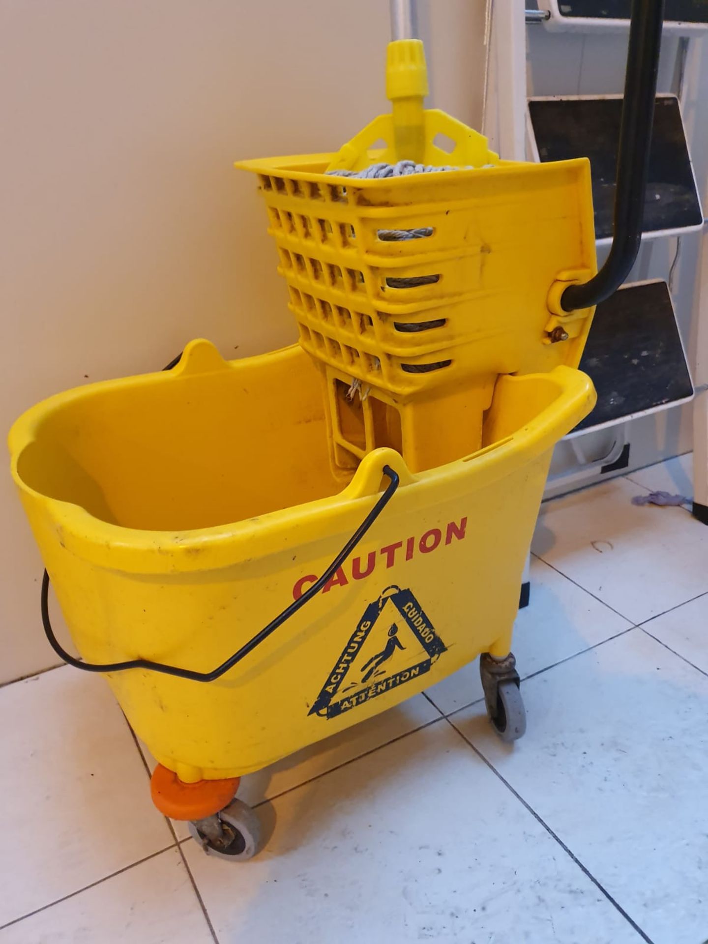 1 x Janitorial Mop And Bucket + Set Of Step Ladders - Recently Removed From A Working Commercial - Bild 2 aus 3