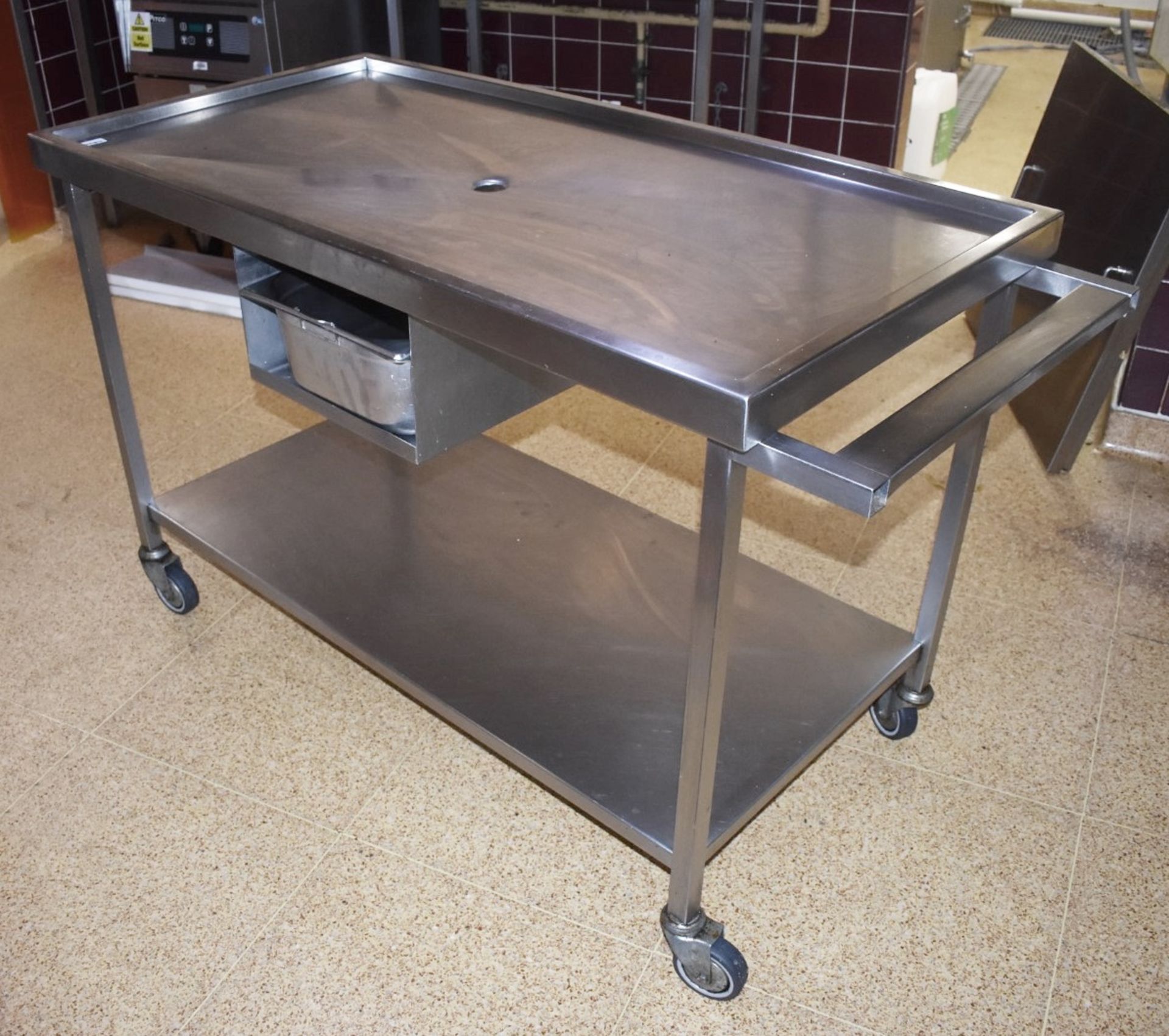 1 x Stainless Steel Mobile Prep Table With Drainer Top and Undershelf - Ideal For Wet Food - Bild 2 aus 3