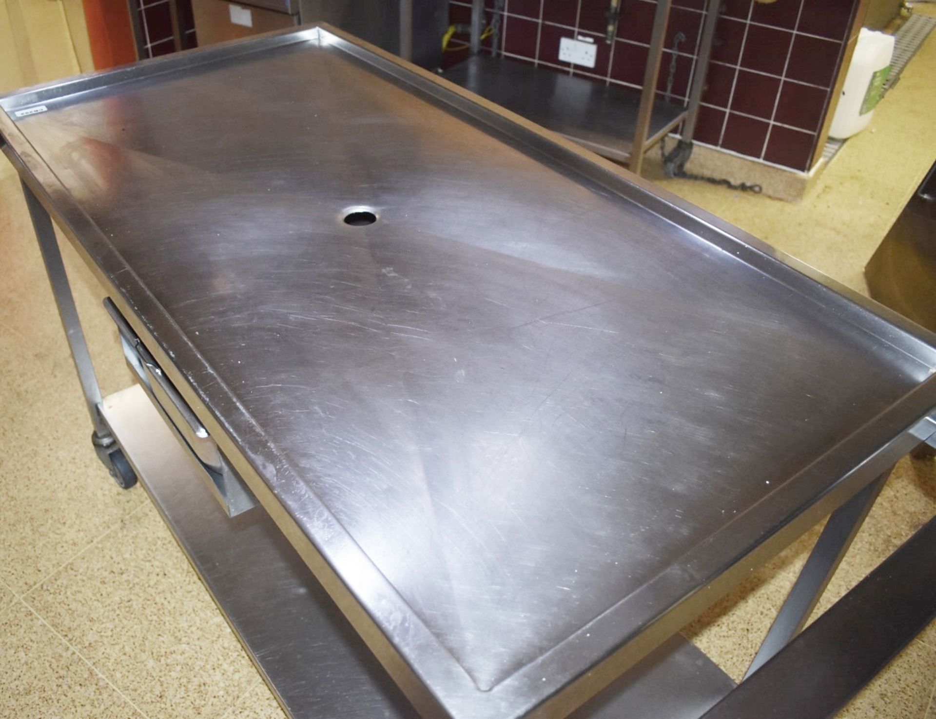 1 x Stainless Steel Mobile Prep Table With Drainer Top and Undershelf - Ideal For Wet Food - Bild 3 aus 3