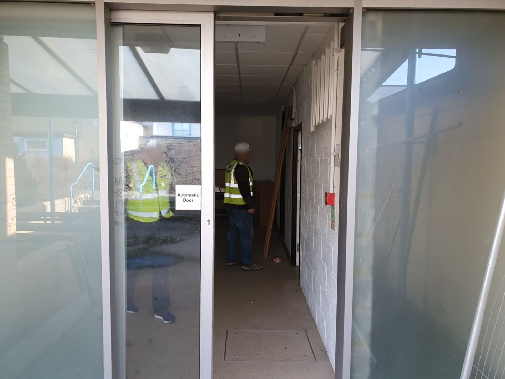 1 x Automatic Sliding Door With Metal Casing, Glazed Panels and Privacy Side Panels - H255 x W280 - Image 3 of 3