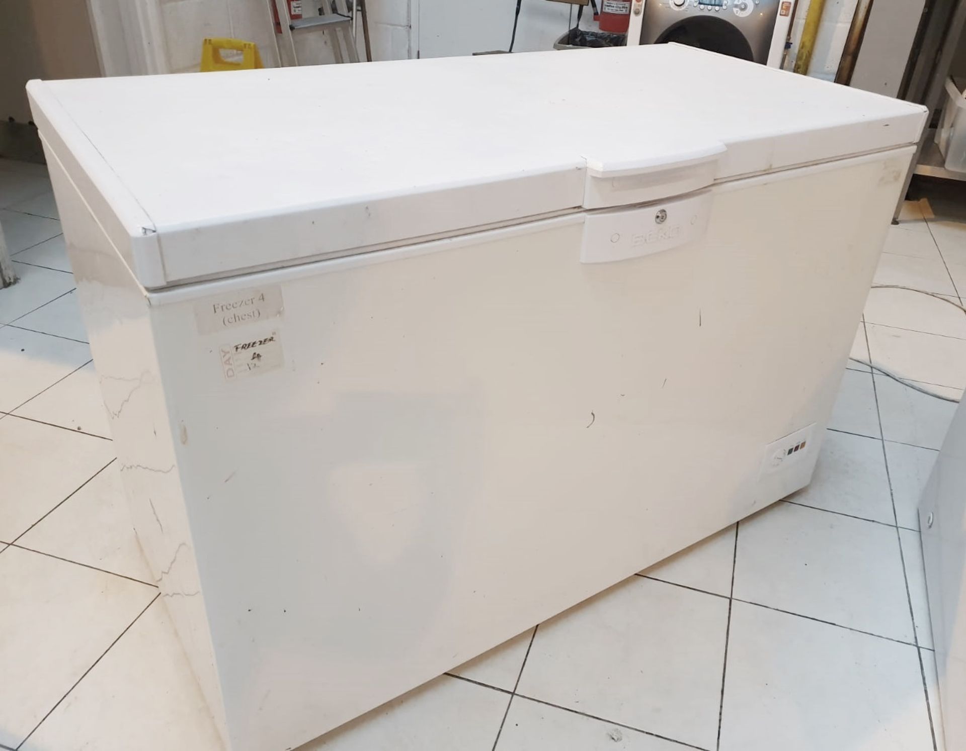 1 x Hotpoint RCNAA250P Chest Freezer - Dimensions: 1110mm (W) 700mm (D) 850mm (H) **No Reserve**