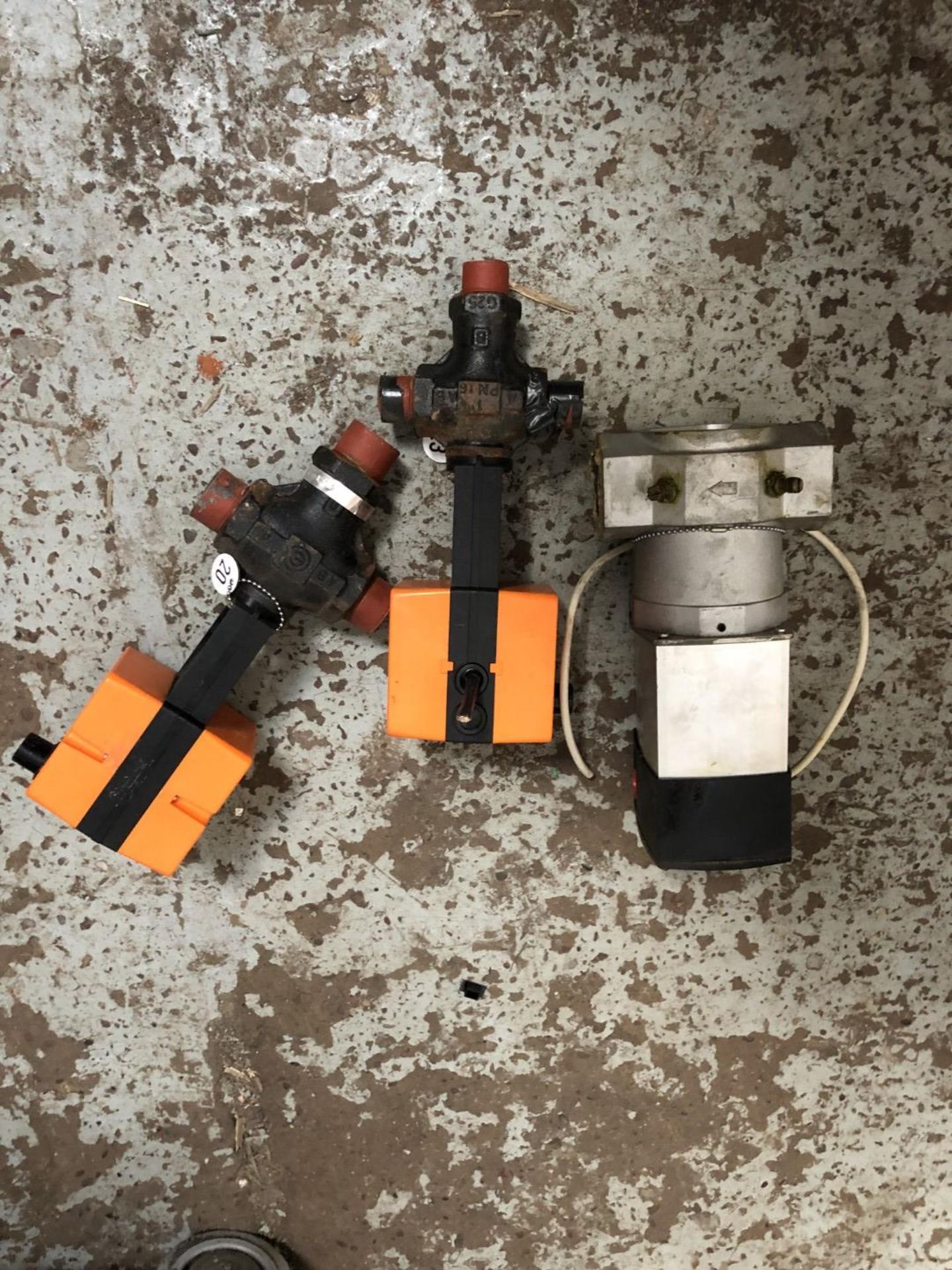 Lot Of Shut Off Valve And 2 x TREND Actuator - CL344 - NP004 - Location: Altrincham WA14