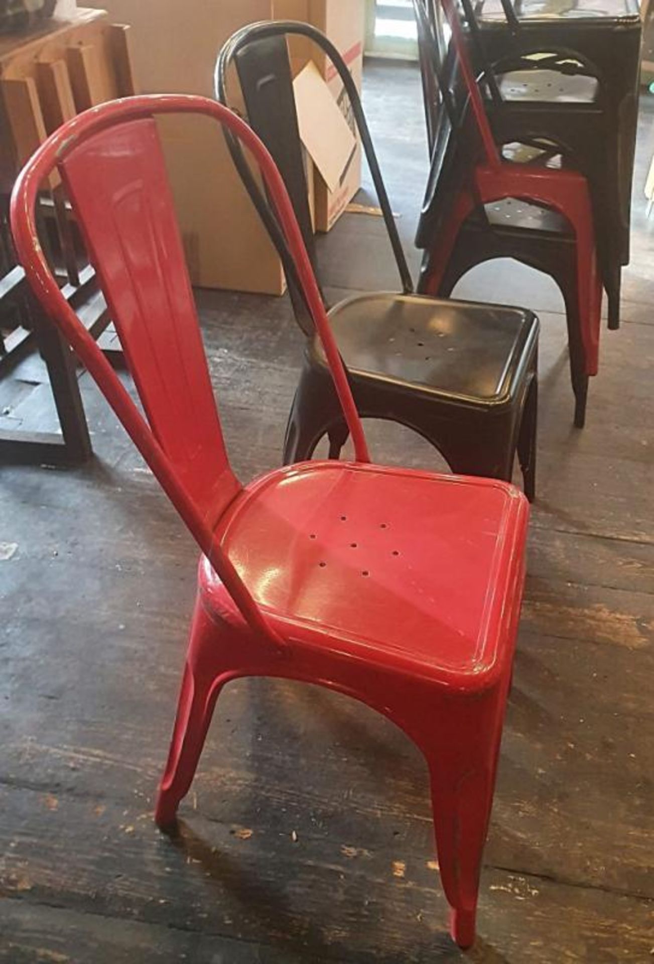 6 x Assorted Rustic Metal Bistro Chairs - Includes 2 x In Red, And 4 x In Black - Recently Taken Fro - Bild 2 aus 5