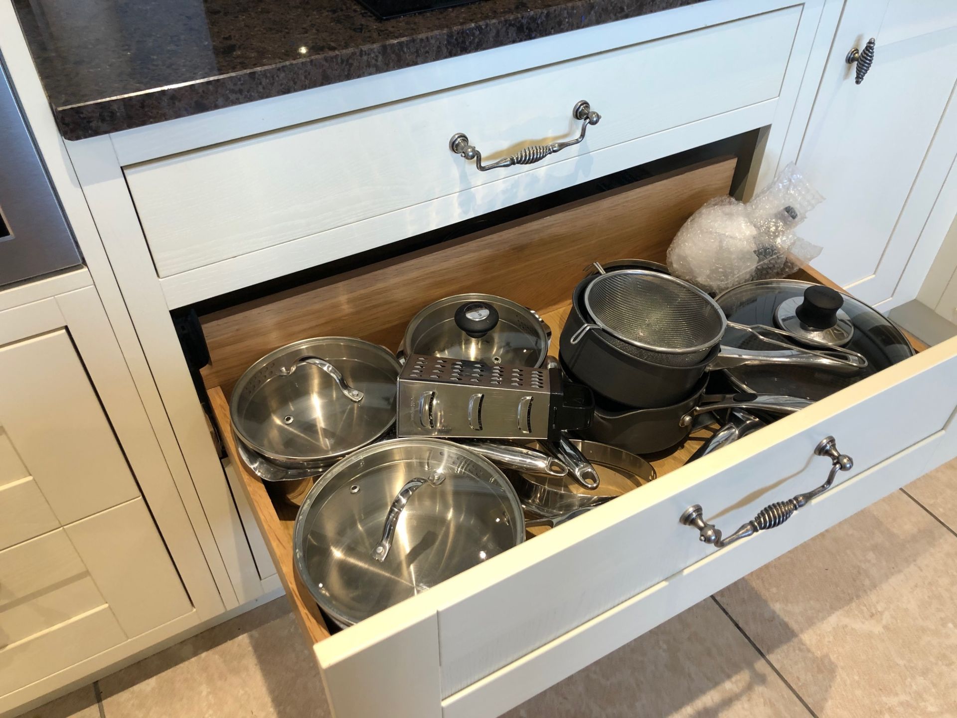 1 x Bespoke Milton Ivory Oak PWS Kitchen with 20mm Granite Worktops and Appliances -  ***NO VAT ON - Bild 40 aus 65