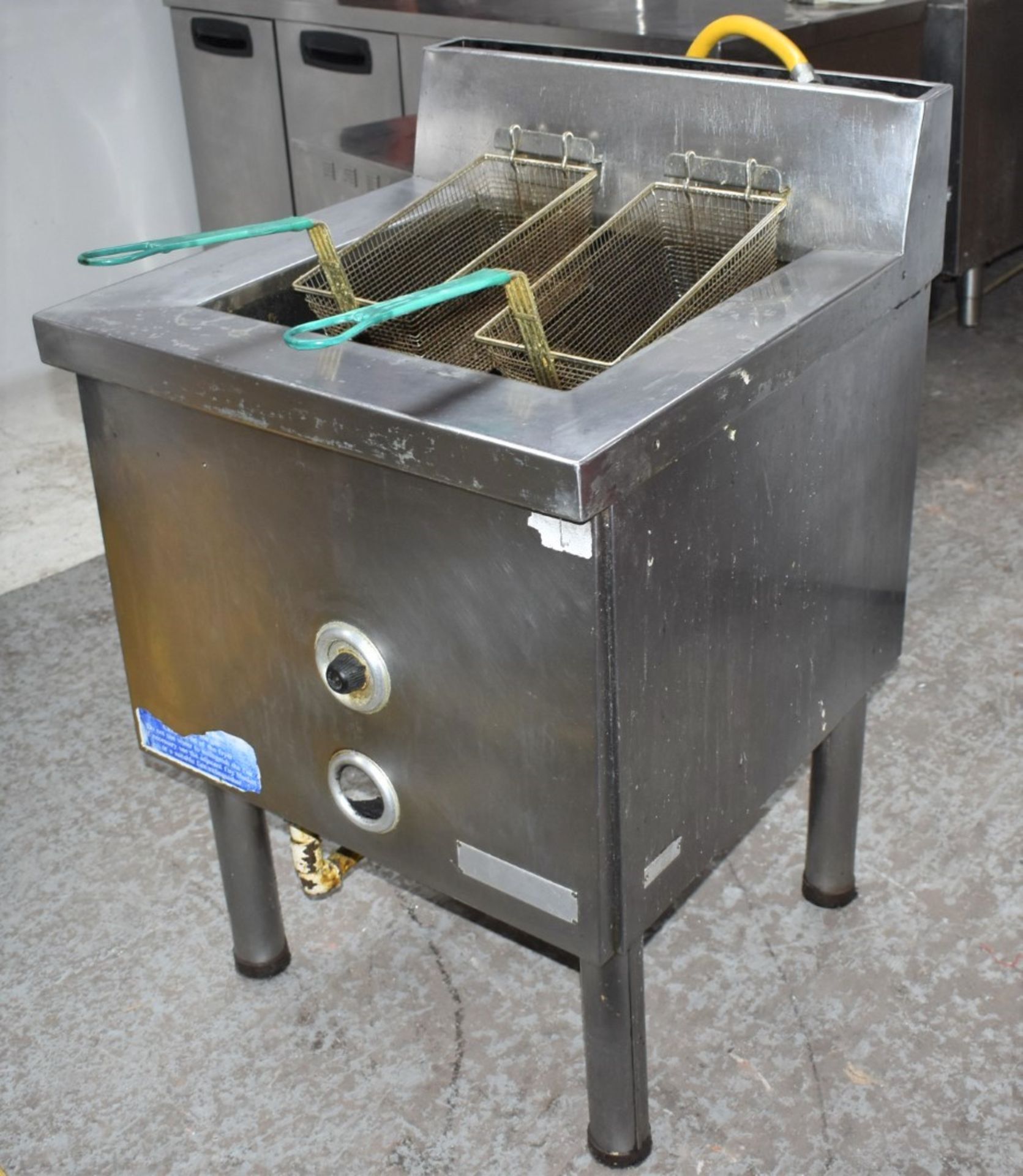 1 x Twin Basket Natural Gas Fryer With Stainless Steel Finish - H89 x W65.5 x D70 cms - CL459 -