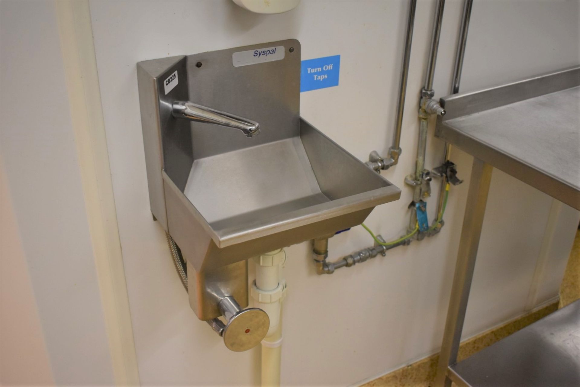 1 x Knee Operated Commercial Hand Wash Sink Basin by Syspal - Stainless Steel Construction With Knee - Image 2 of 2
