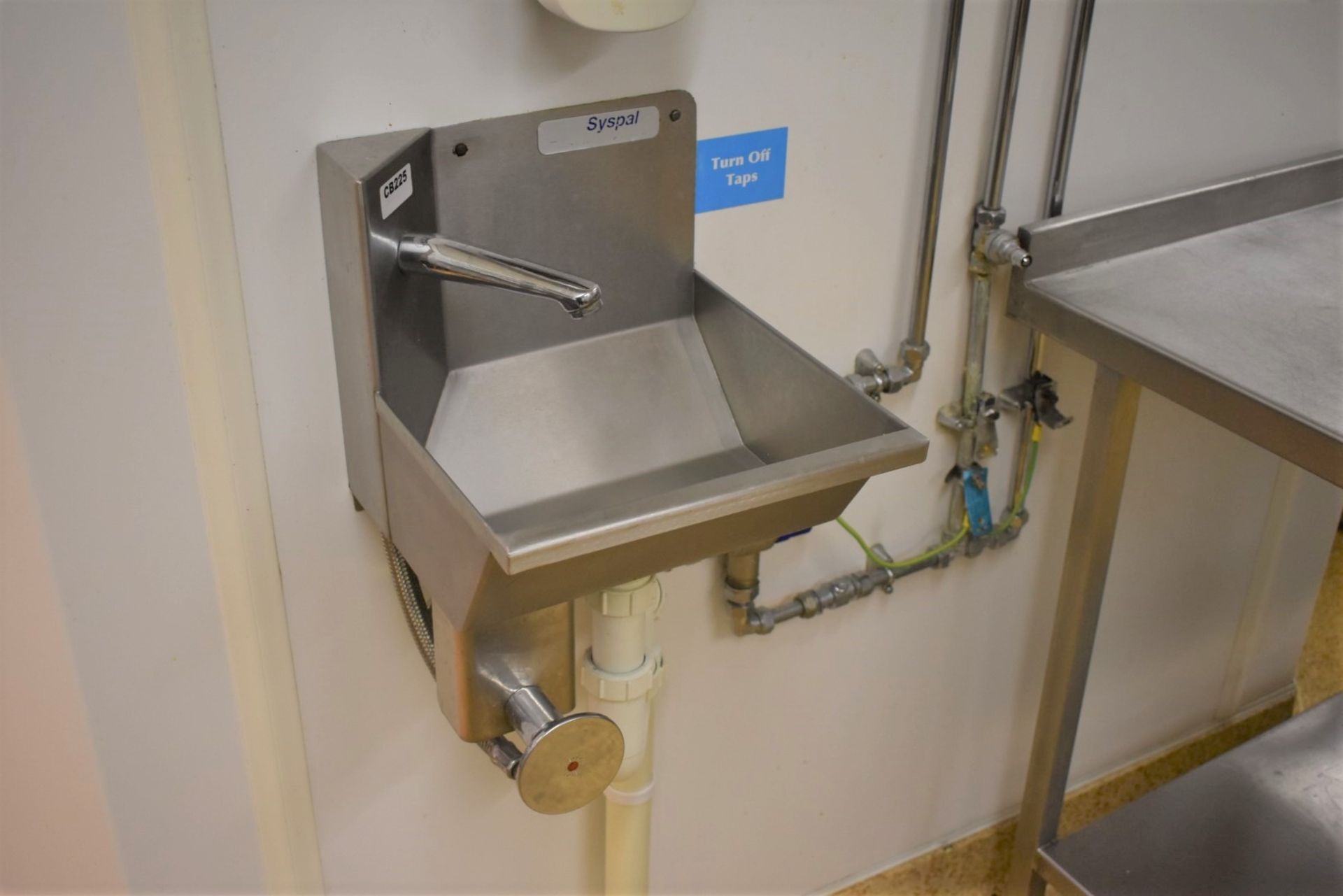 1 x Knee Operated Commercial Hand Wash Sink Basin by Syspal - Stainless Steel Construction With Knee - Bild 2 aus 2