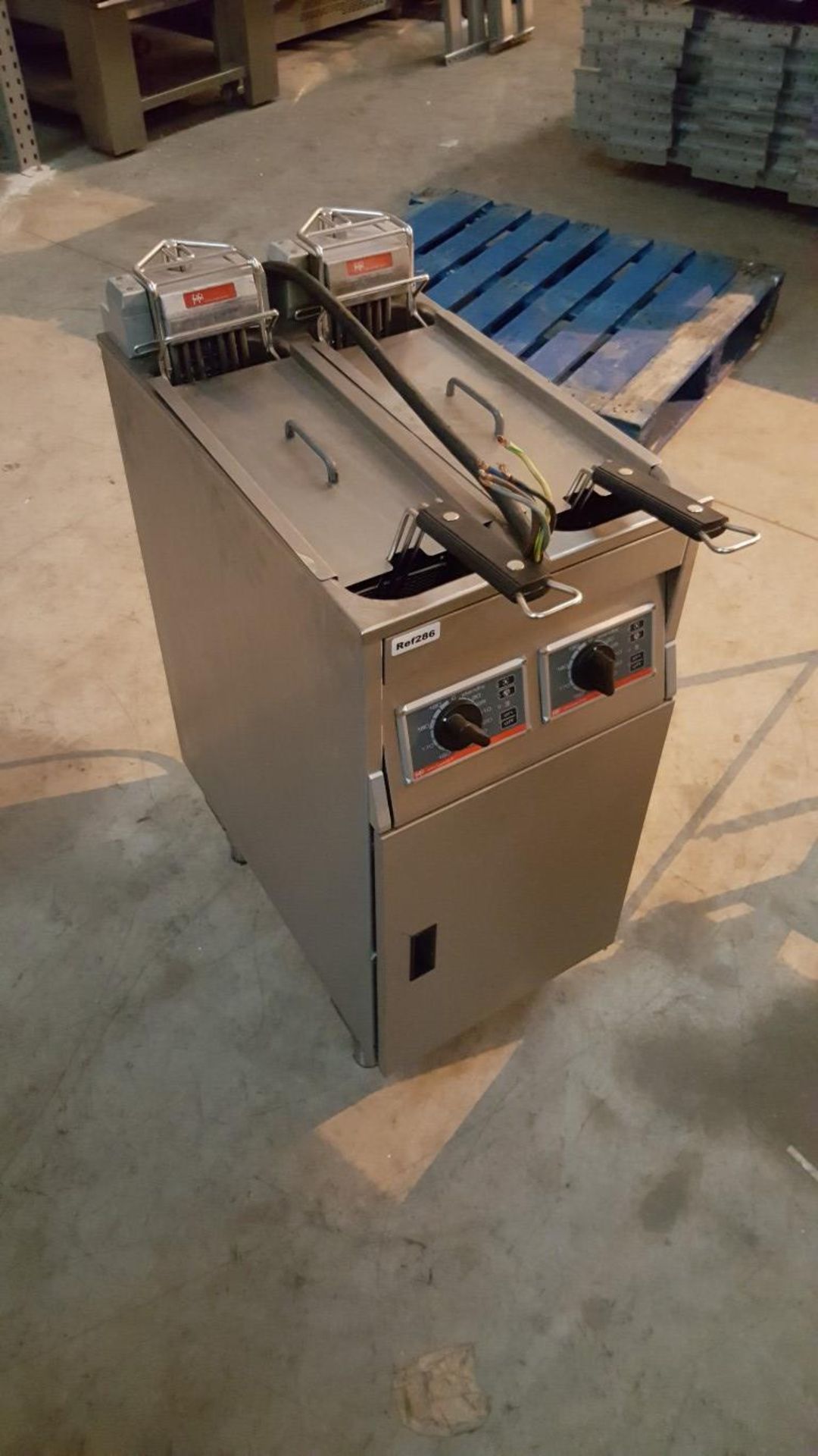 1 x Frifri Basic Twin Basket Free Standing Electric Fryer -CL350 -REF286 -Location: Altrincham WA14 - Image 2 of 7