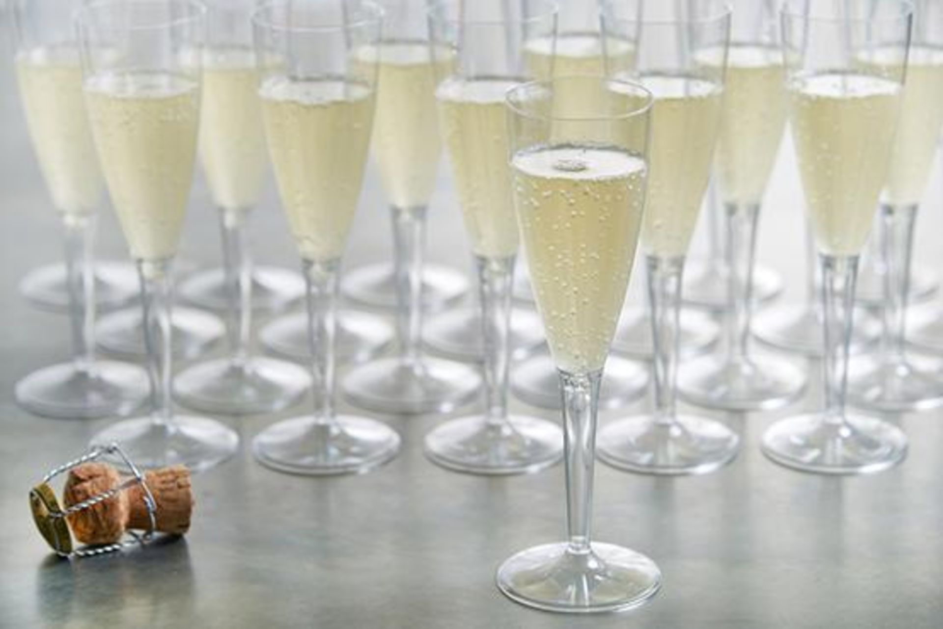 600 x Disposable Clear Plastic Champagne Flutes (170ml) - Brand: Remmerco CG111P - Brand New