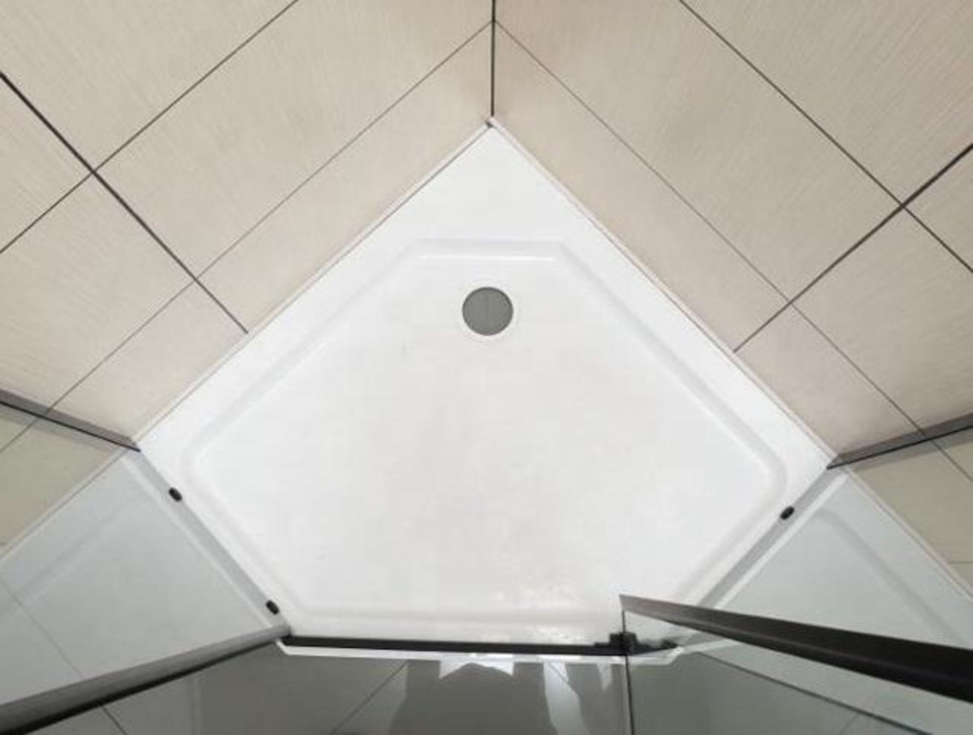 1 x Premium Quality Diamond-Shaped Shower Enclosure With Hinged Door - Frame Colour: Matt Black - Di - Image 3 of 4