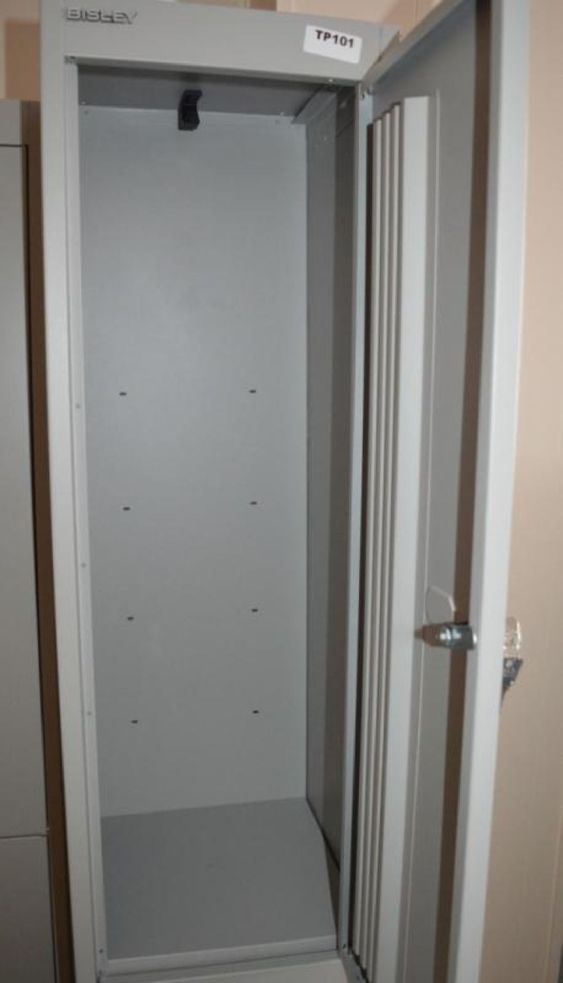 3 x Bisley Staff Locker Units - Suitable For 6 Members of Staff - Location: Altrincham WA14 - Bild 3 aus 3