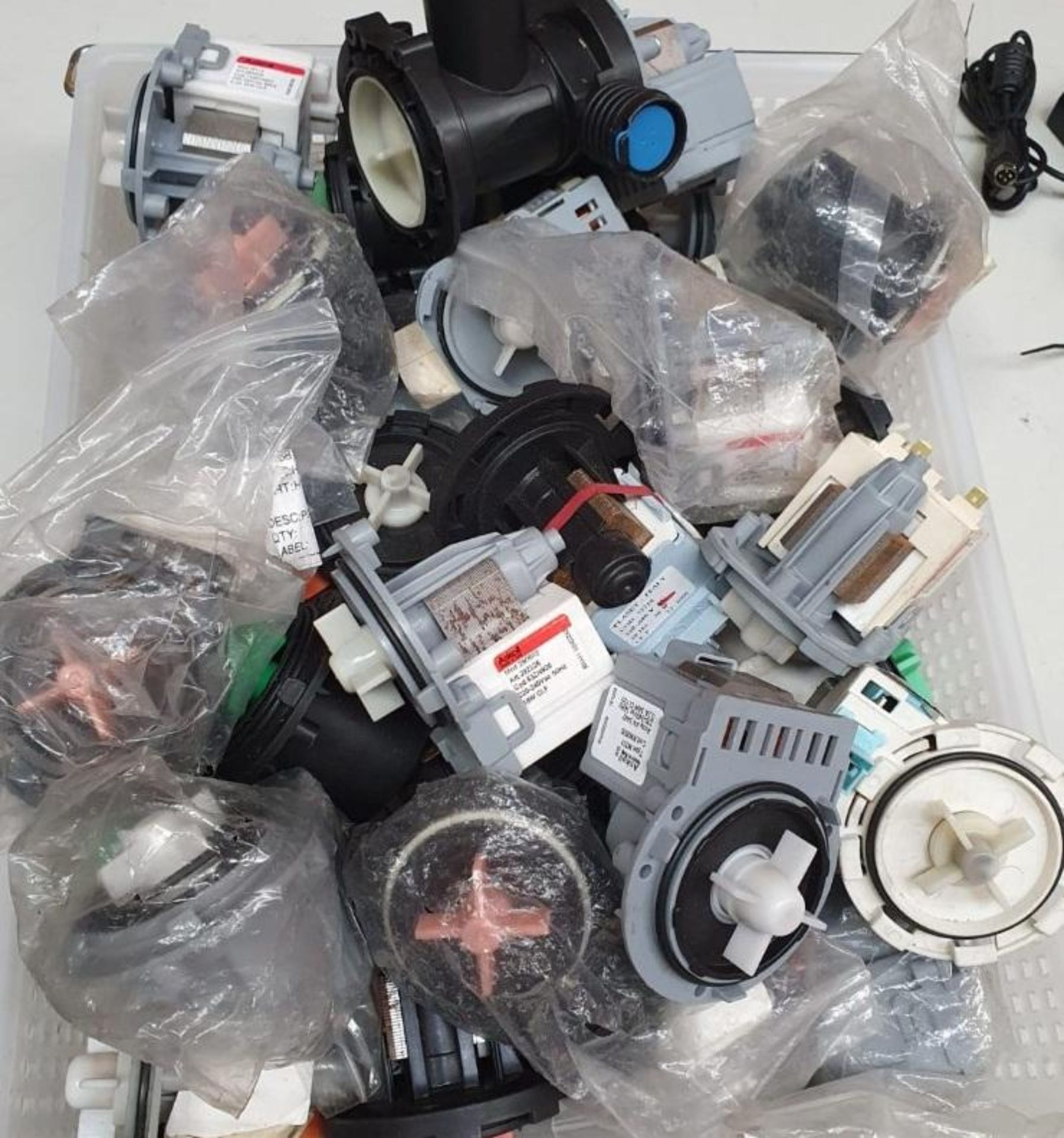 Job Lof Of 35 x Assorted Domestic Washing Machine Pumps - New / Unused Stock - £1 Start, No Reserve - Bild 2 aus 5