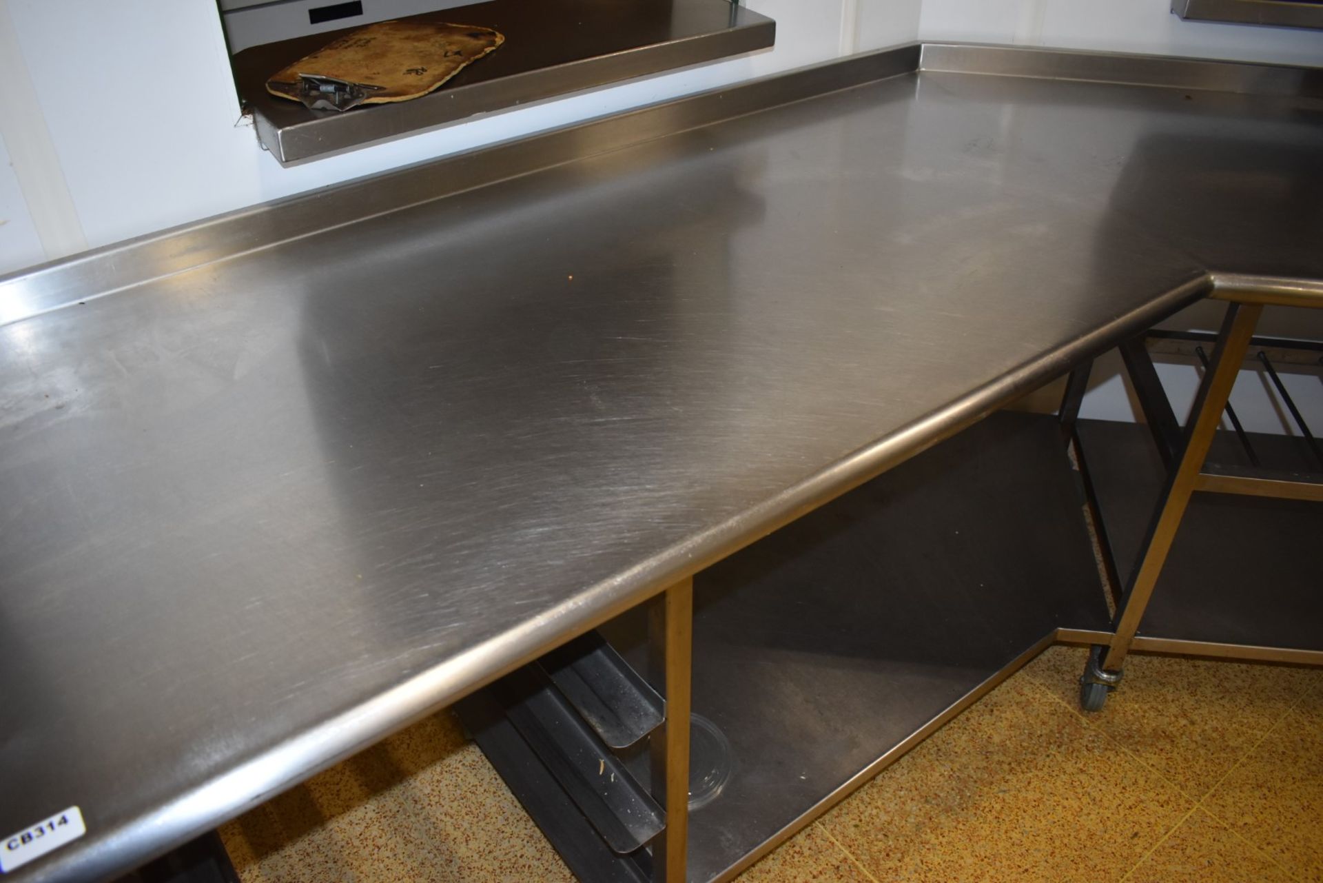 1 x Large Stainless Steel Corner Shaped Prep Table on Castors With Upstand, Undershelf, Tray Rails - Image 2 of 6