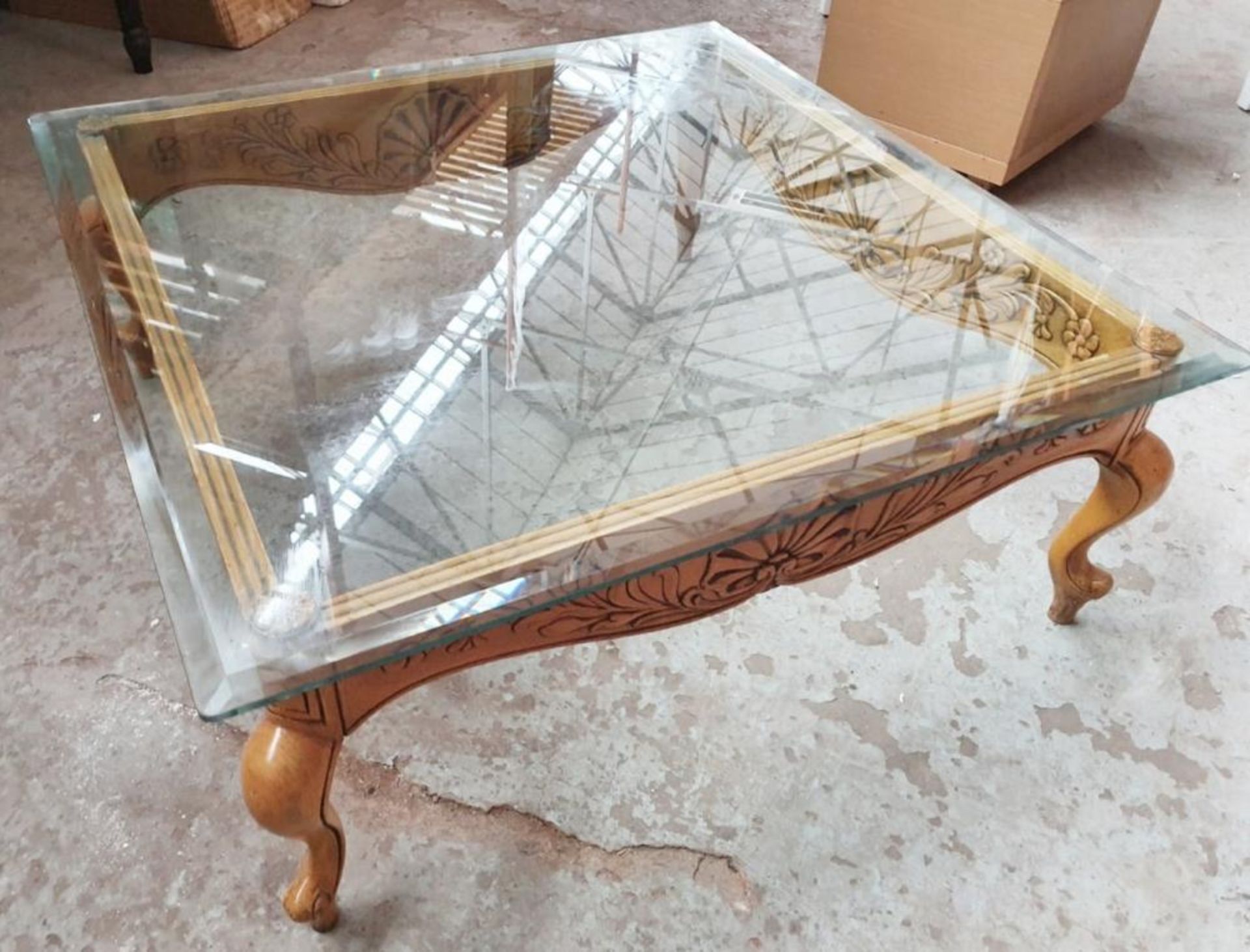 1 x Ornate Glass Topped Coffee Table Featuring Floral Motifs To The Sides - Dimensions: W105 x D105 - Bild 4 aus 5