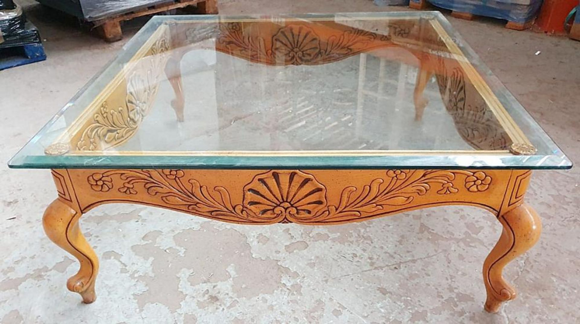 1 x Ornate Glass Topped Coffee Table Featuring Floral Motifs To The Sides - Dimensions: W105 x D105 - Bild 2 aus 5