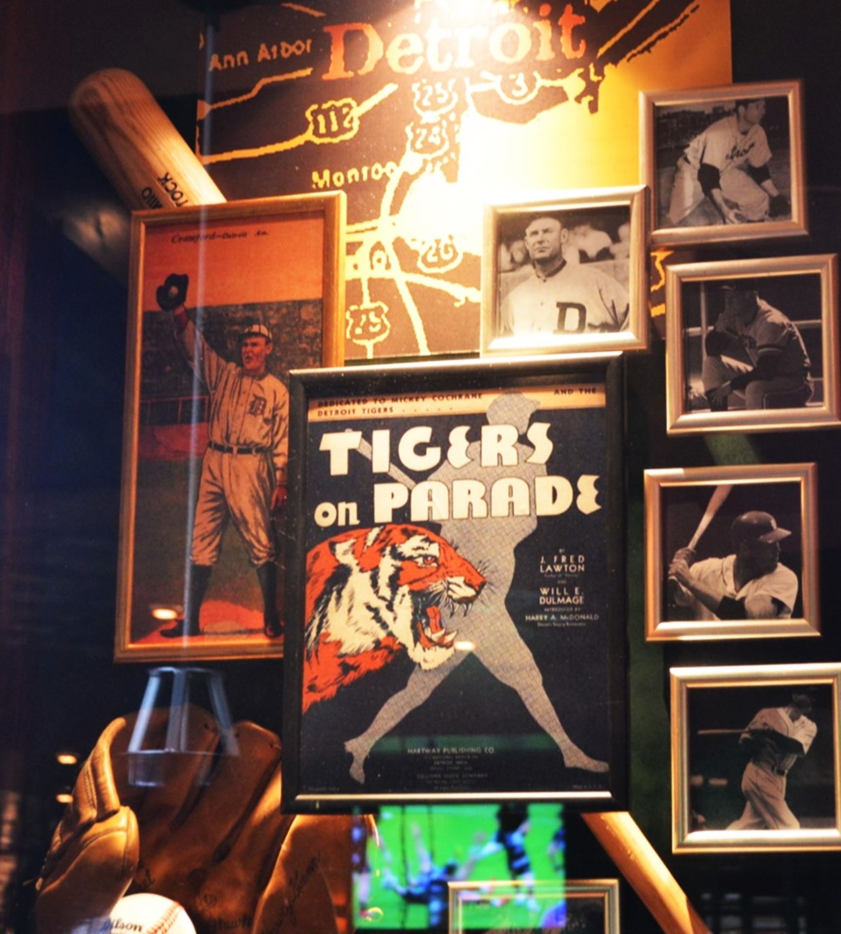 1 x Americana Wall Mounted Illuminated Display Case - DETROIT TIGERS BASEBALL - Includes Various - Image 4 of 5