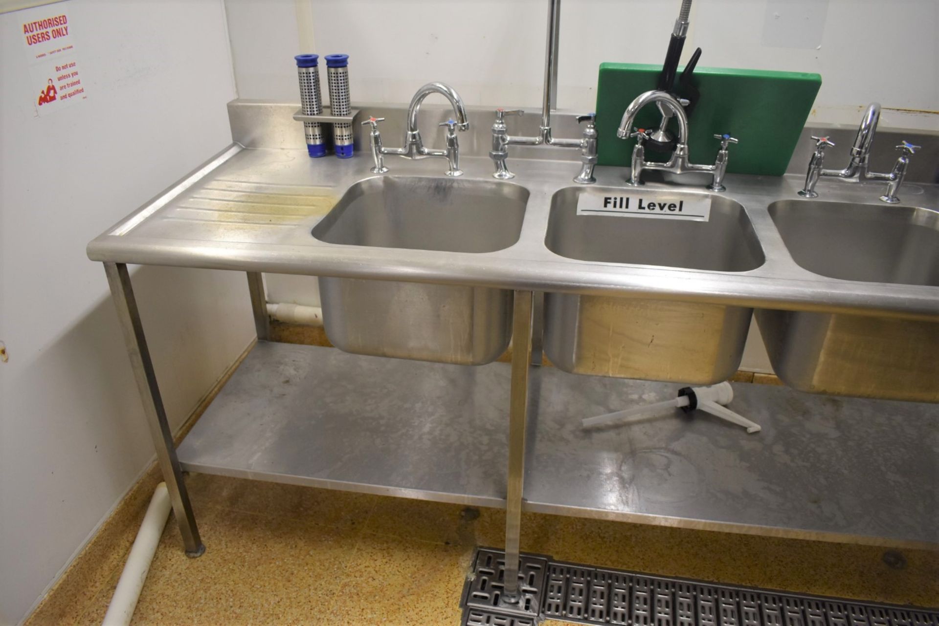 1 x Large Stainless Steel Wash Unit With Triple Sink Basins, Hose Rinser Tap, Mixer Taps, Drainer, - Image 4 of 6