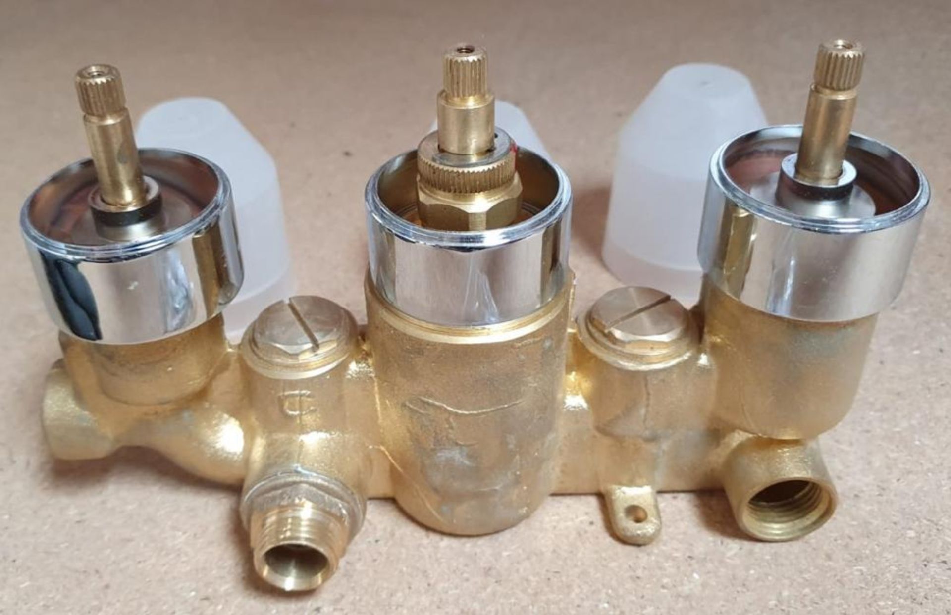 1 x Triple Valve With Diverter (VAL1004) - Unused Boxed Stock - Low Start, No Reserve - Ref: WH1 - C - Bild 2 aus 3