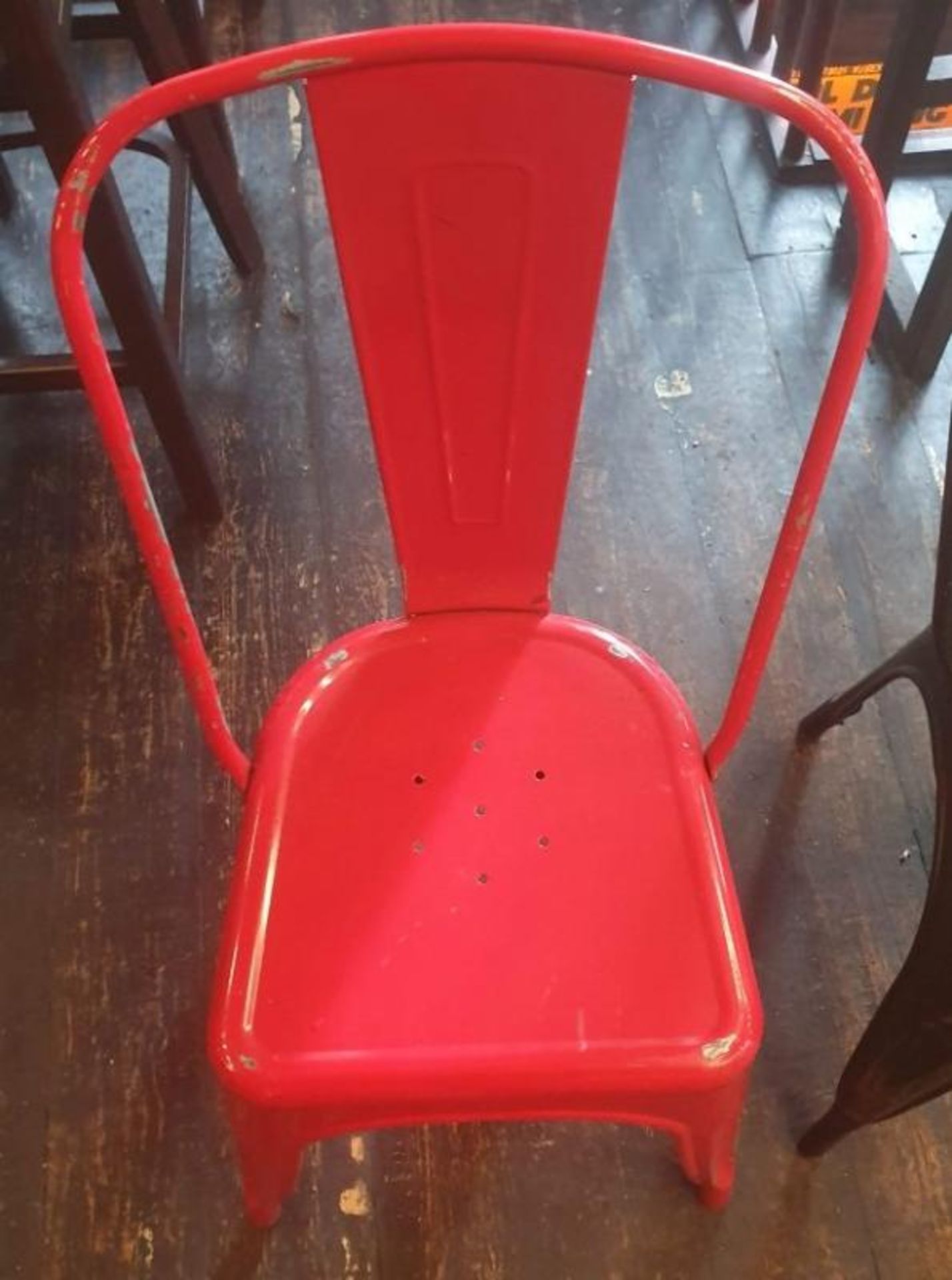 6 x Assorted Rustic Metal Bistro Chairs - Includes 2 x In Red, And 4 x In Black - Recently Taken Fro - Bild 3 aus 5