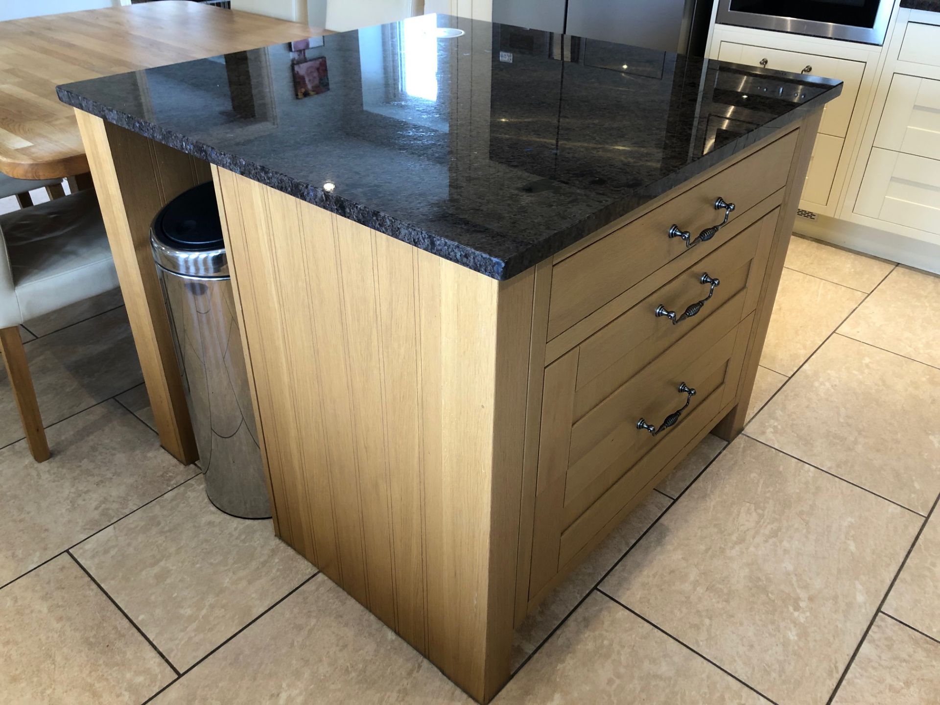 1 x Bespoke Milton Ivory Oak PWS Kitchen with 20mm Granite Worktops and Appliances -  ***NO VAT ON - Bild 13 aus 65