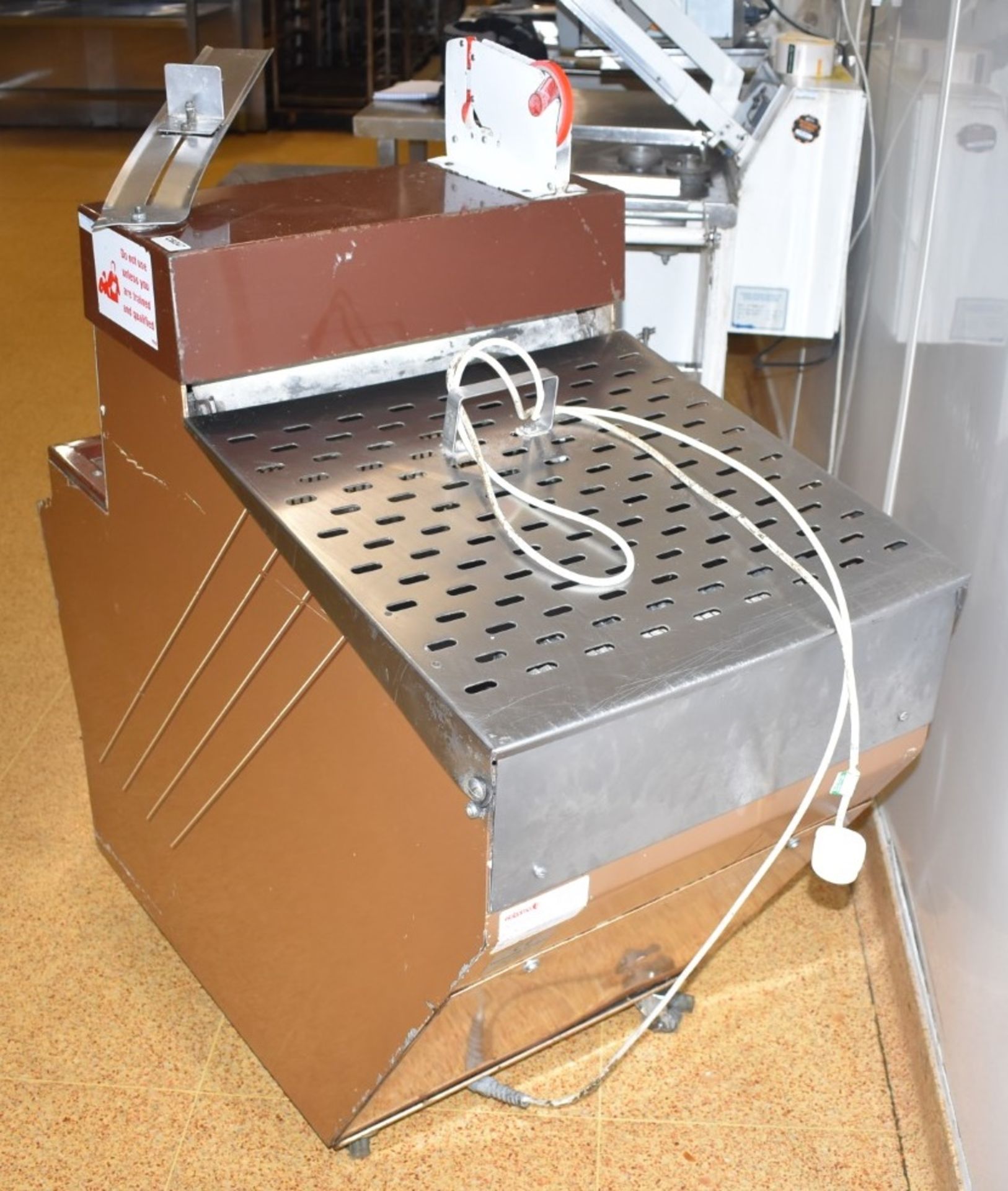 1 x Wabama Automatic Bread Slicer - 240v - H105 x W54 x D104 cms - CL455 - Ref CB247 - Location: - Image 4 of 7